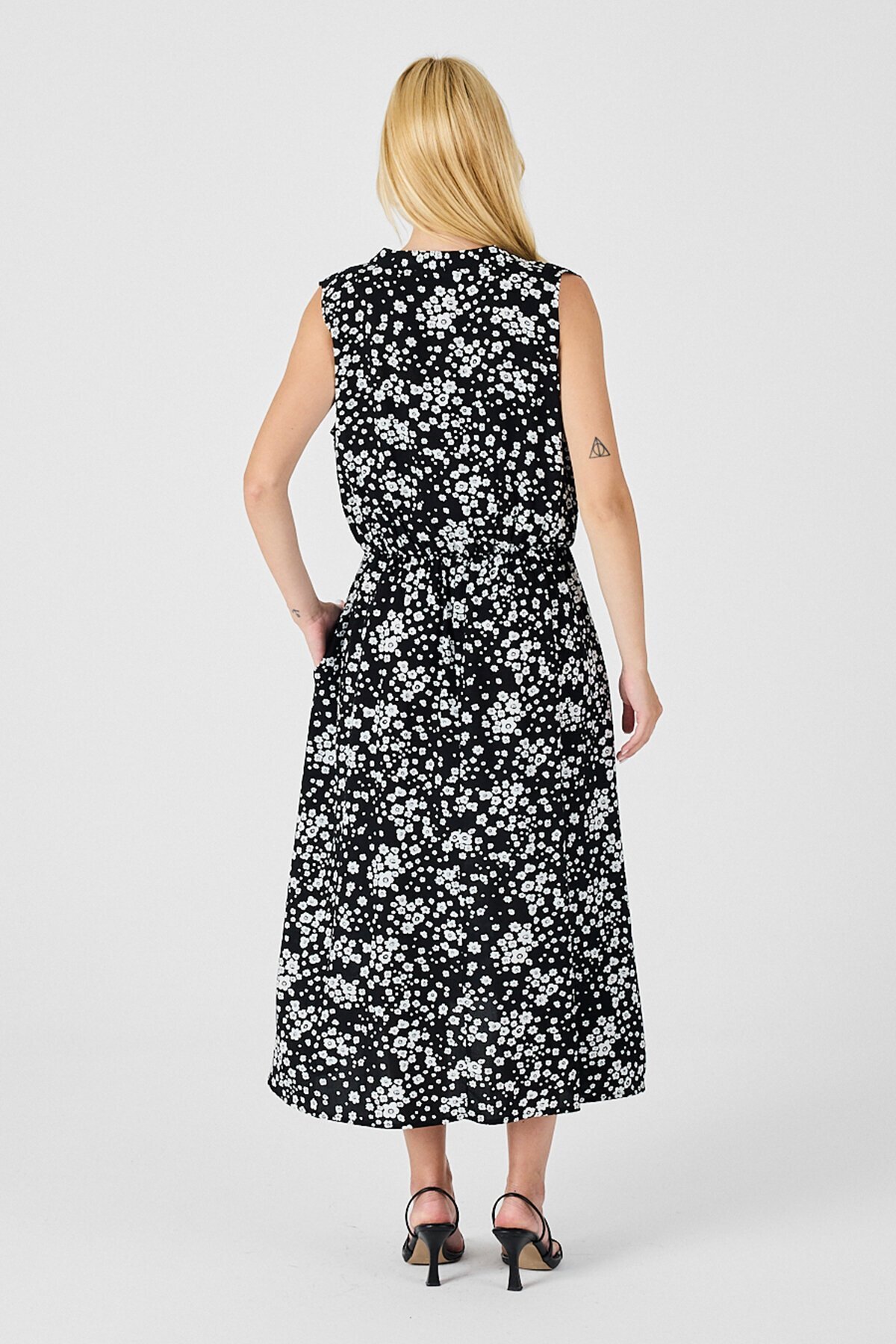 Siyah-Beyaz Çentik Yaka Düğmeli Desenli Kolsuz Midi Elbise