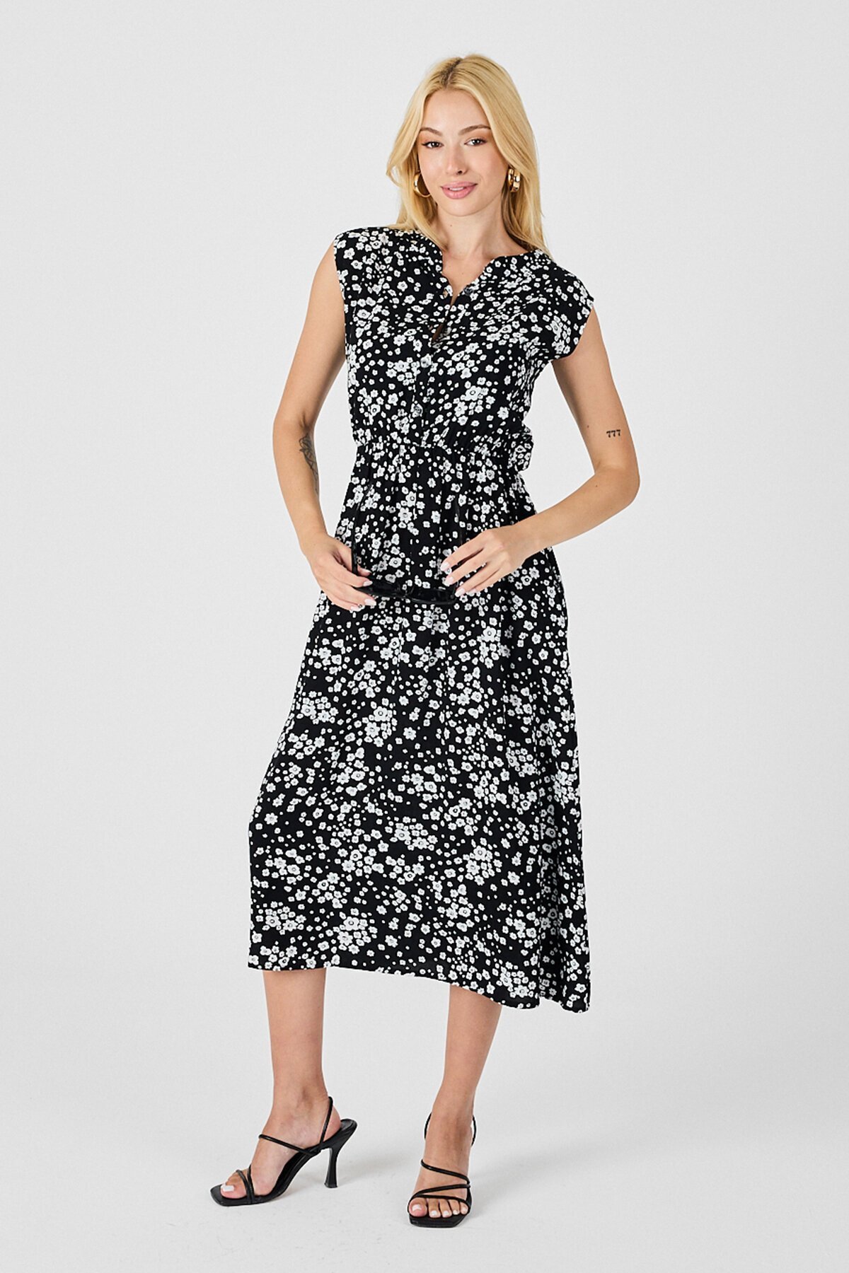 Siyah-Beyaz Çentik Yaka Düğmeli Desenli Kolsuz Midi Elbise