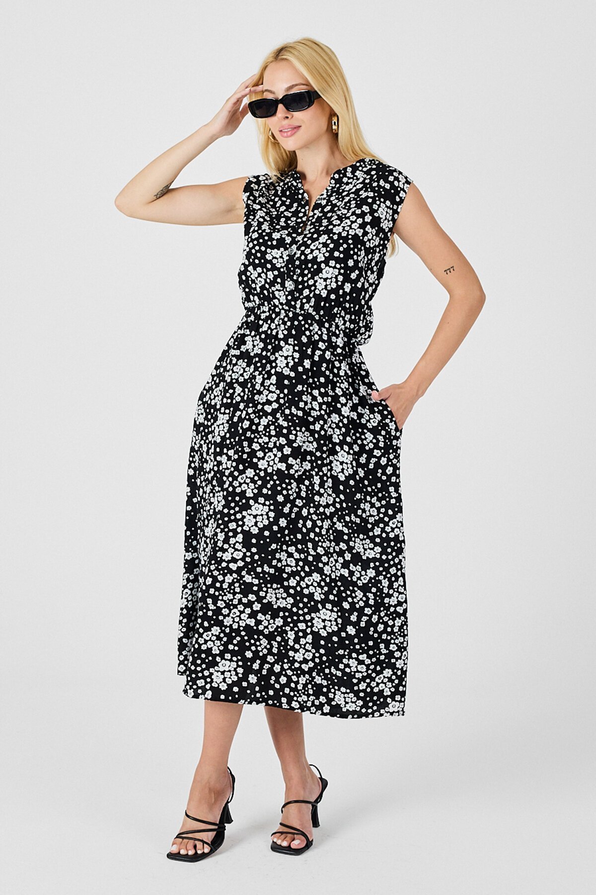 Siyah-Beyaz Çentik Yaka Düğmeli Desenli Kolsuz Midi Elbise