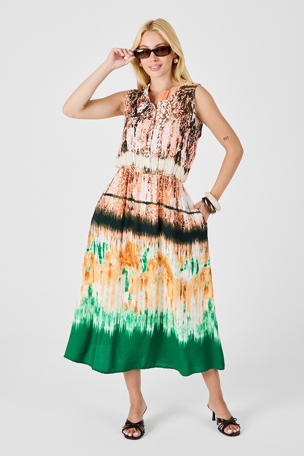 Yeşil-Krem Çentik Yaka Düğmeli Desenli Kolsuz Midi Elbise