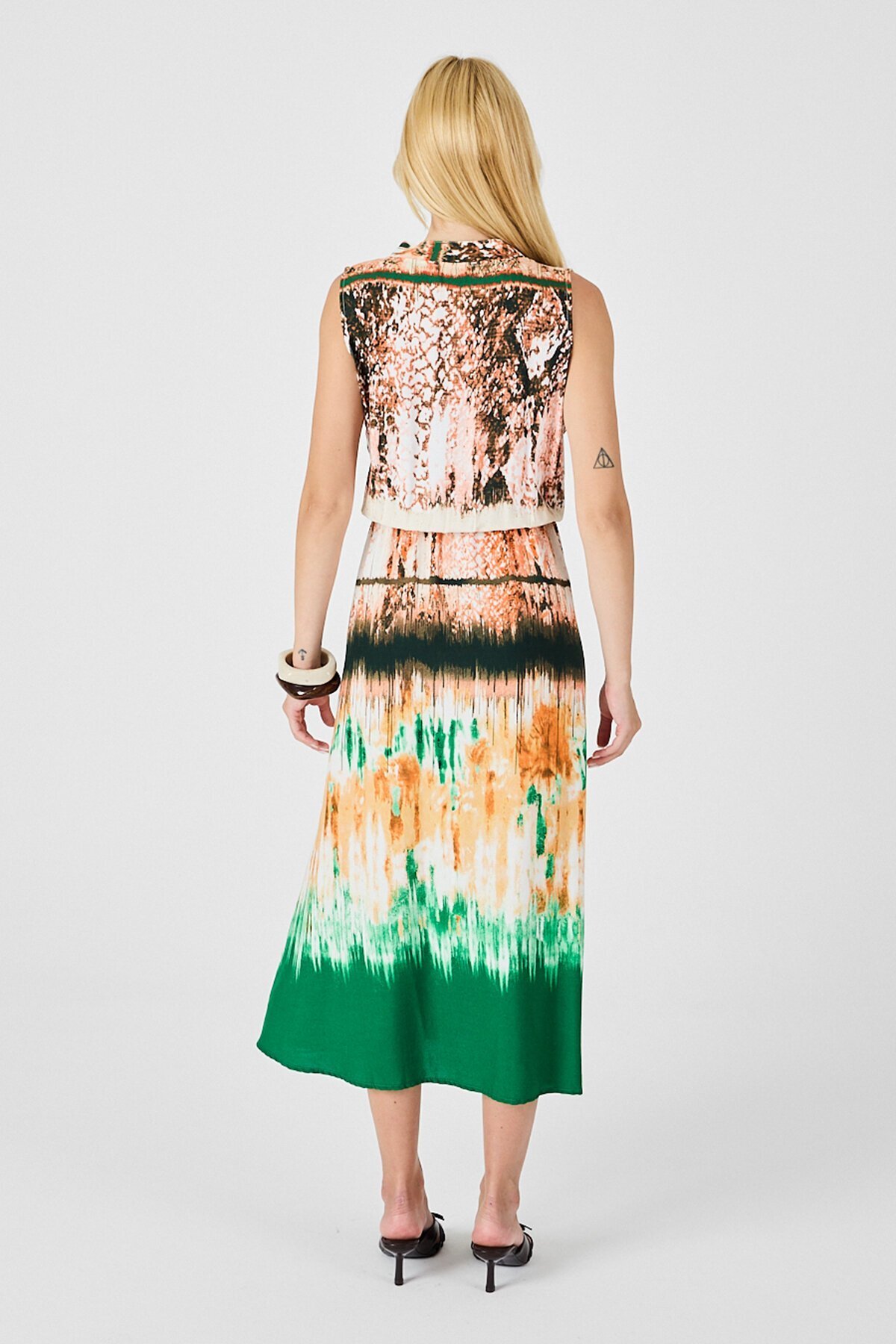 Yeşil-Krem Çentik Yaka Düğmeli Desenli Kolsuz Midi Elbise