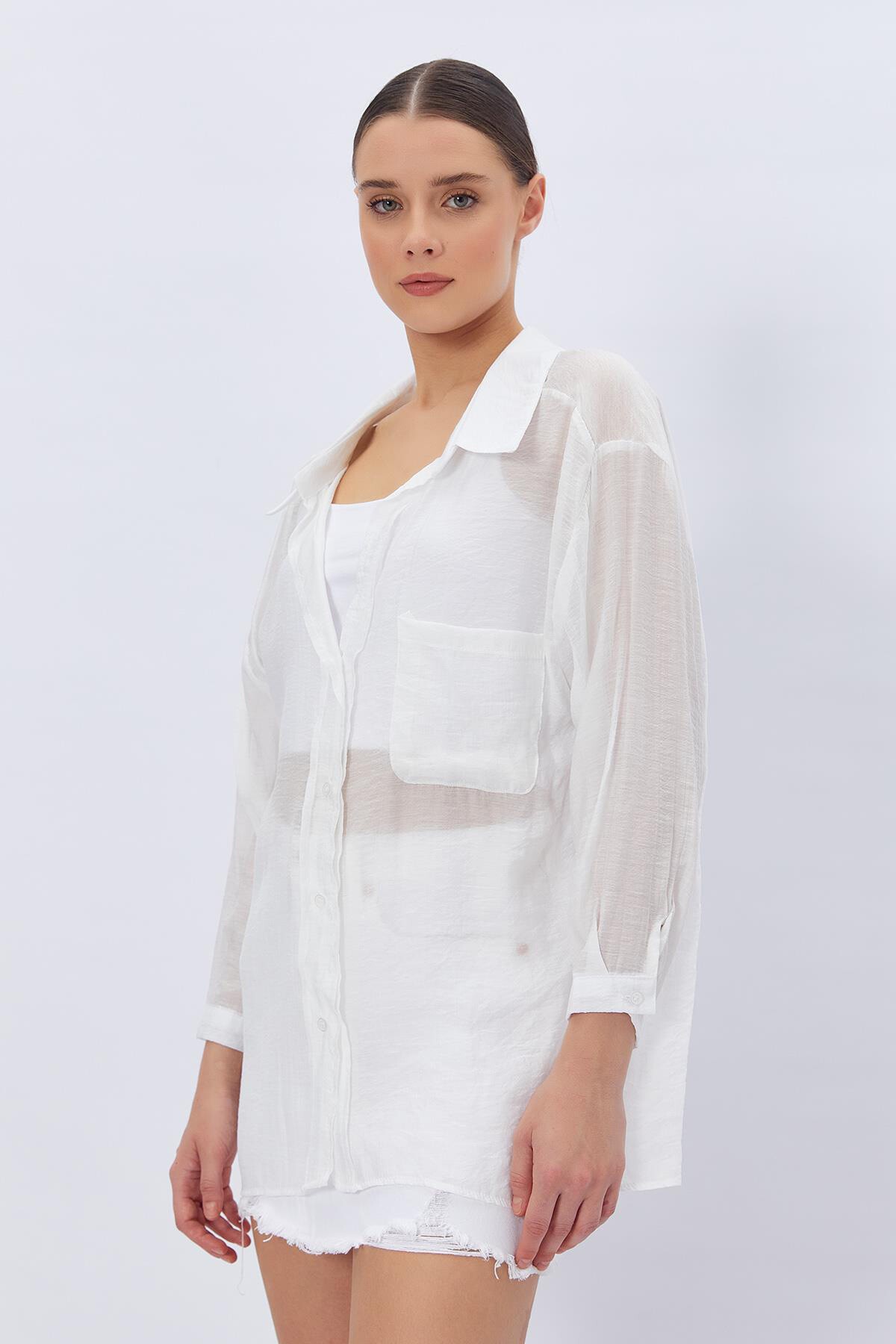 Beyaz Cepleri İşlemeli Kısa Kollu Oversizegömlek