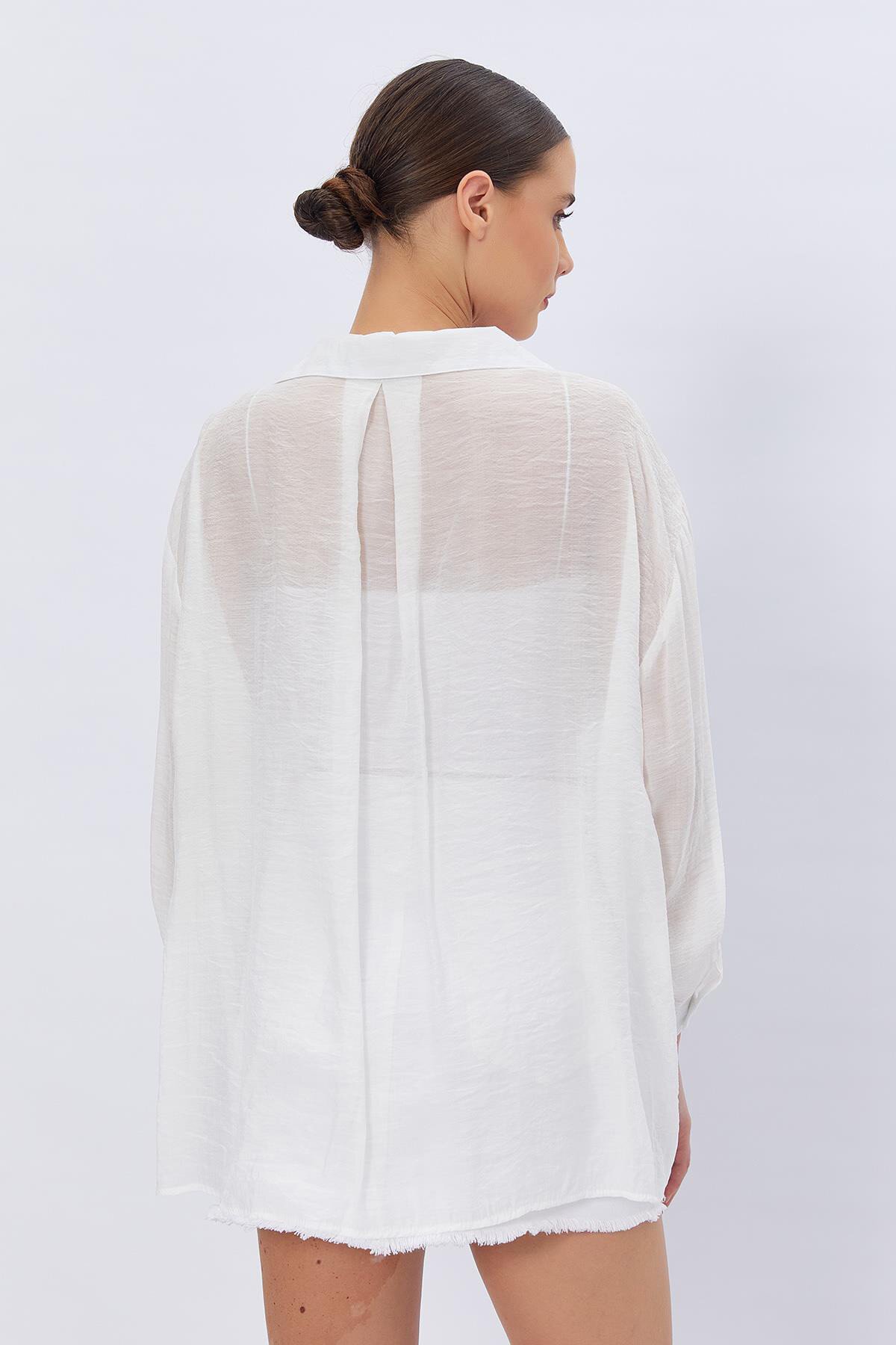 Beyaz Cepleri İşlemeli Kısa Kollu Oversizegömlek