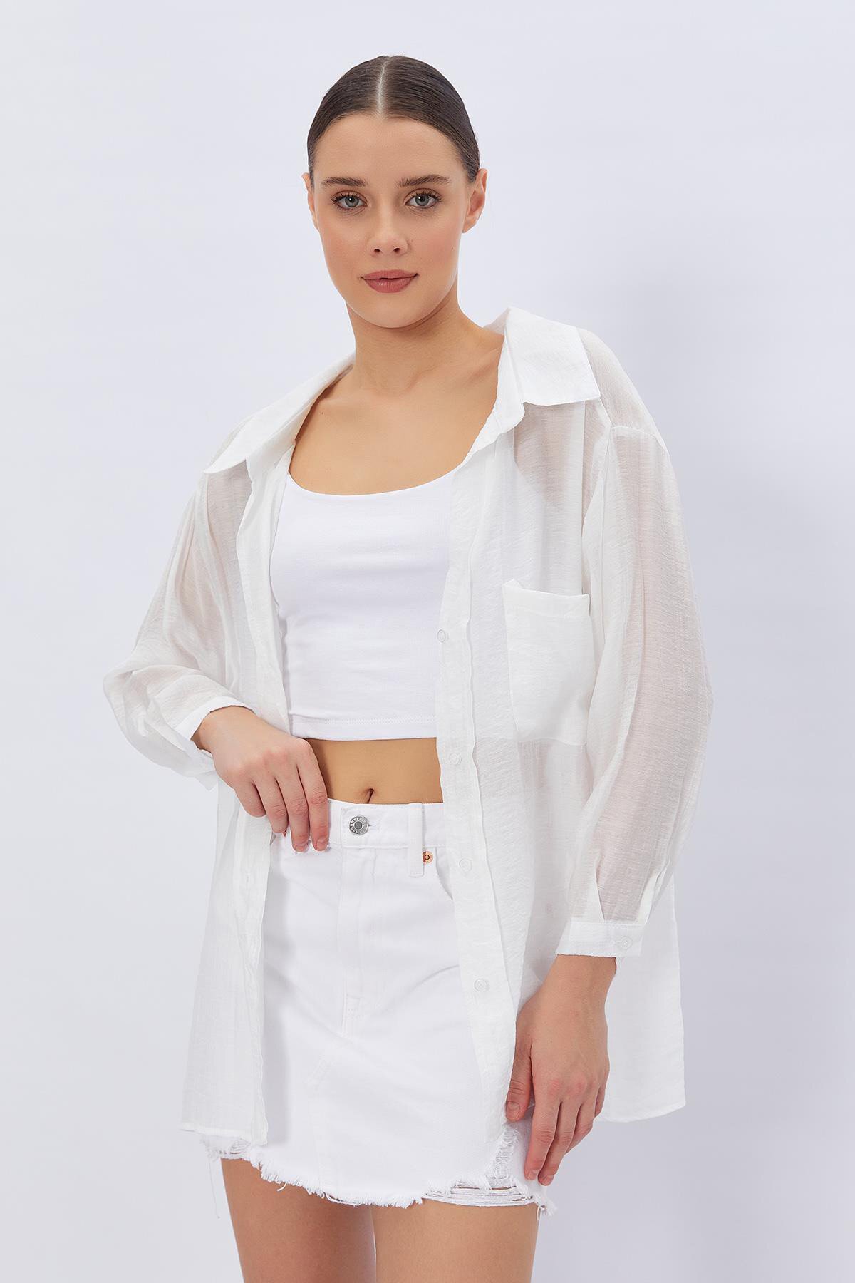 Beyaz Cepleri İşlemeli Kısa Kollu Oversizegömlek