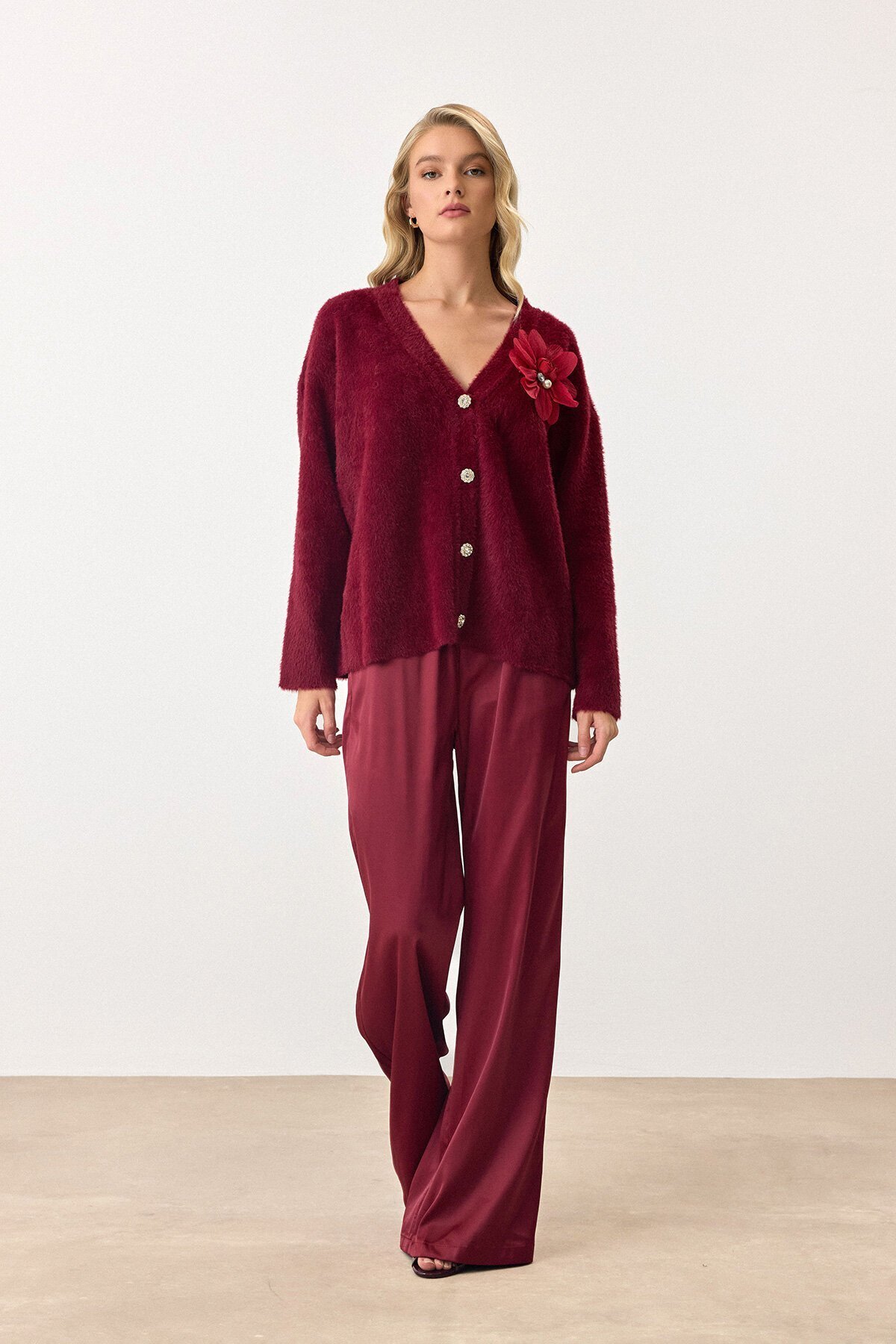 Bordo Çiçek Aksesuarlı Düğme Kapamalı Derin V Yaka Hırka