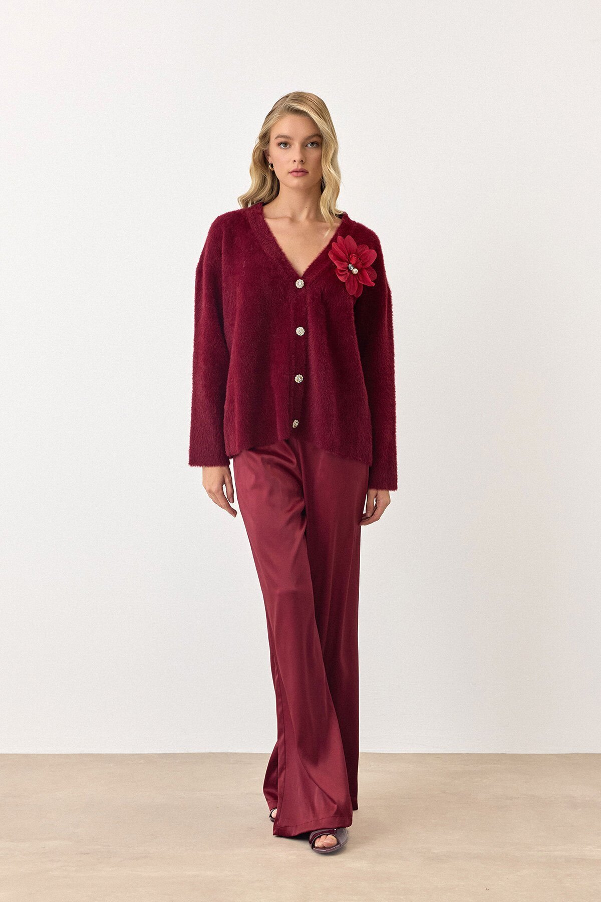 Bordo Çiçek Aksesuarlı Düğme Kapamalı Derin V Yaka Hırka