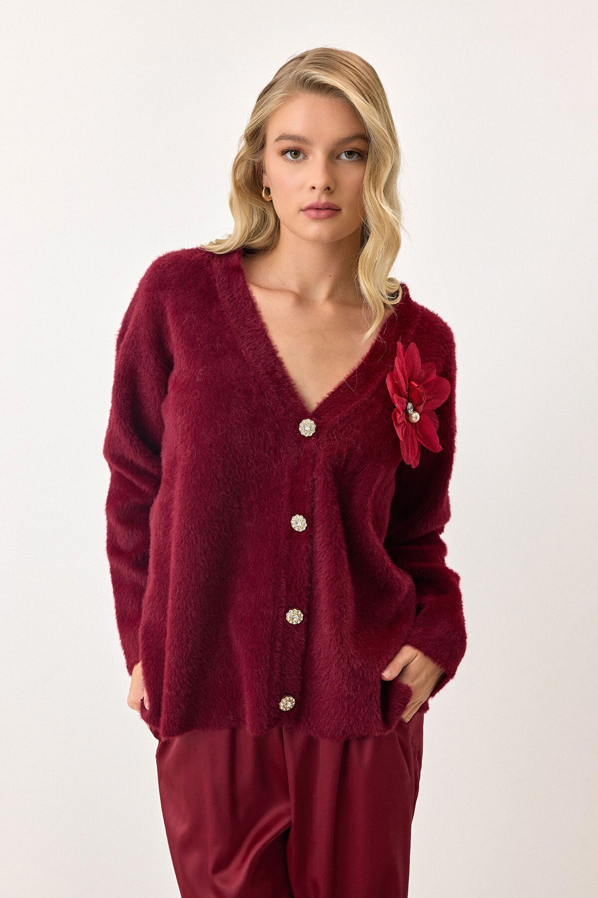Bordo Çiçek Aksesuarlı Düğme Kapamalı Derin V Yaka Hırka