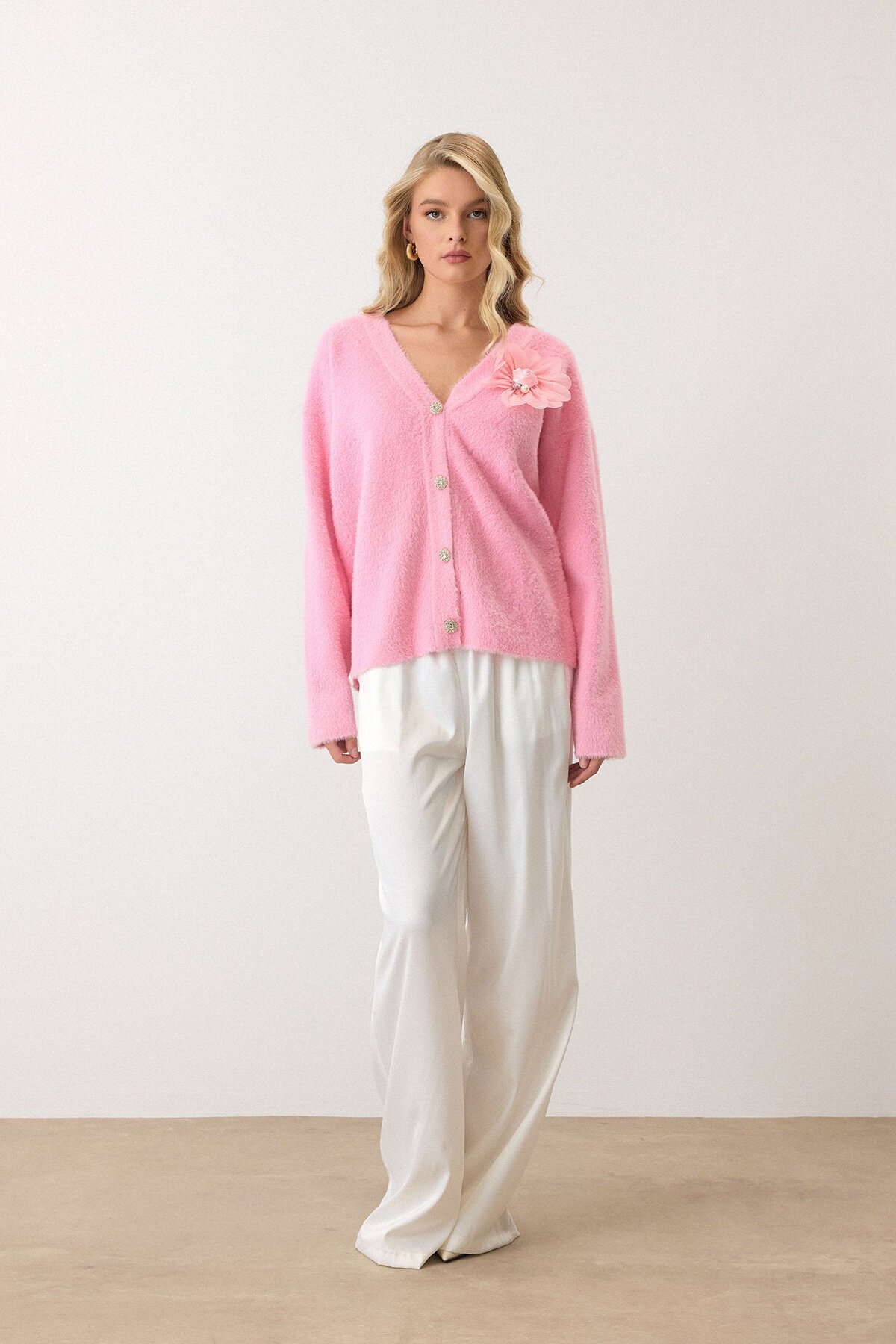 Pembe Çiçek Aksesuarlı Düğme Kapamalı Derin V Yaka Hırka