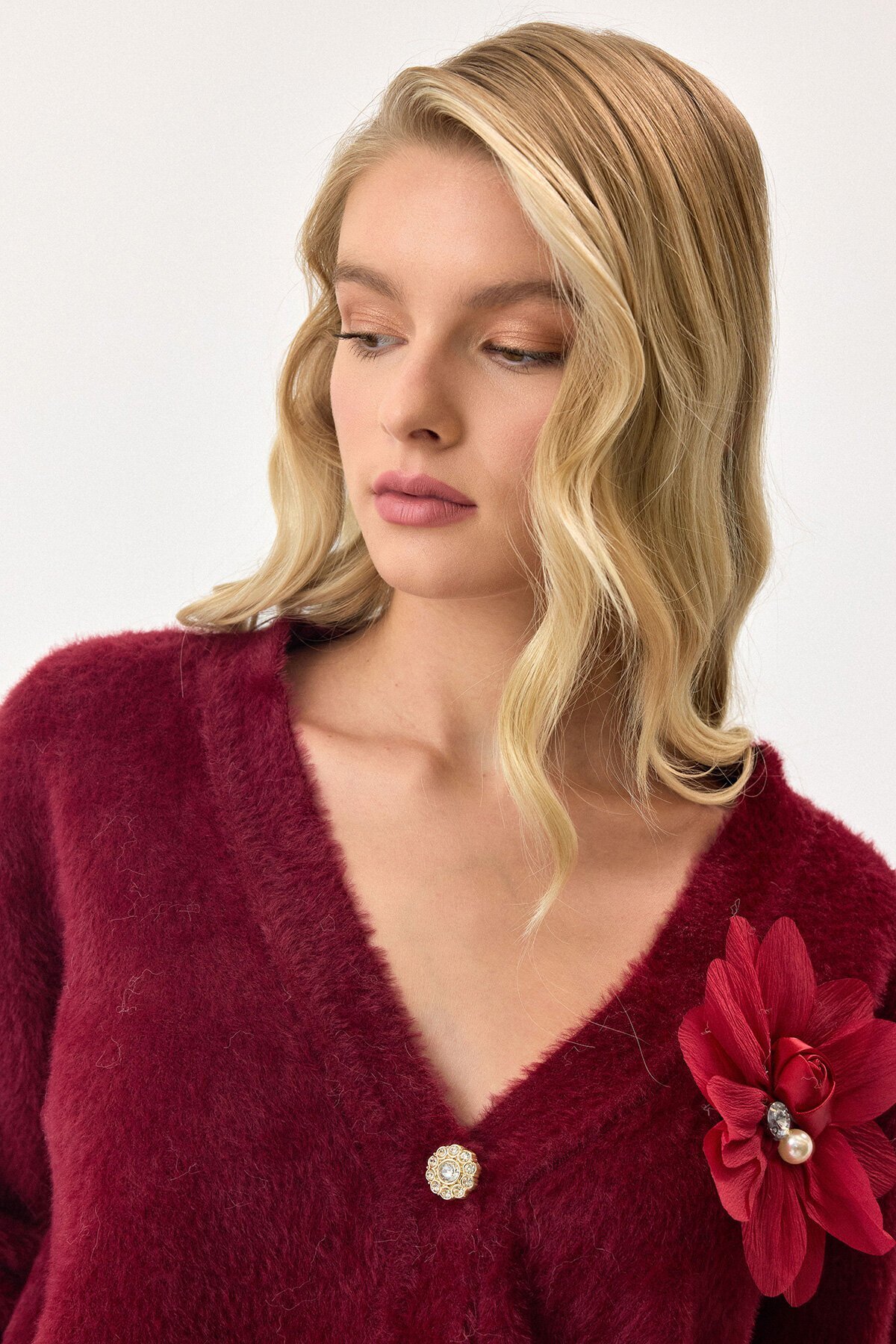 Bordo Çiçek Aksesuarlı Düğme Kapamalı Derin V Yaka Hırka