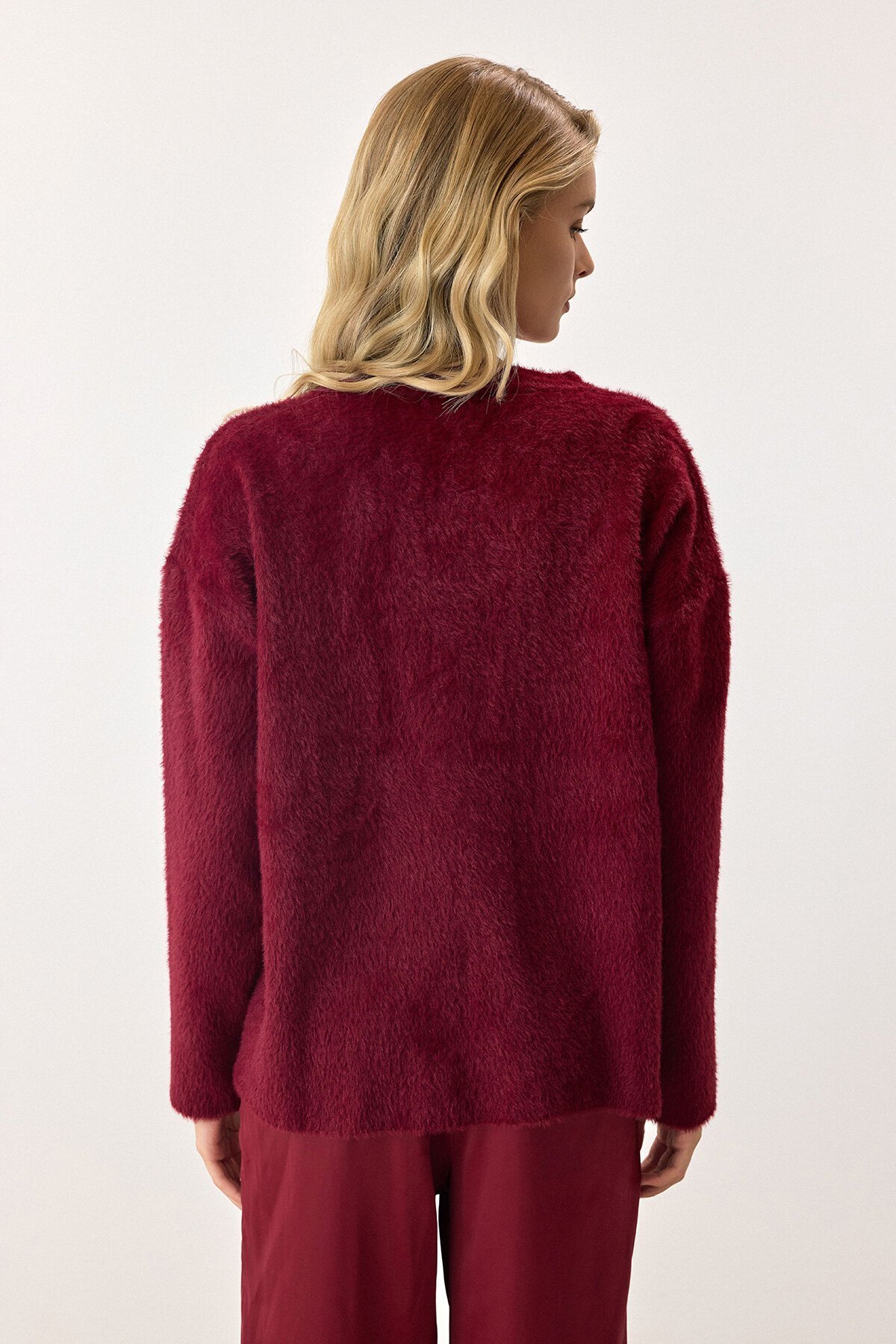 Bordo Çiçek Aksesuarlı Düğme Kapamalı Derin V Yaka Hırka