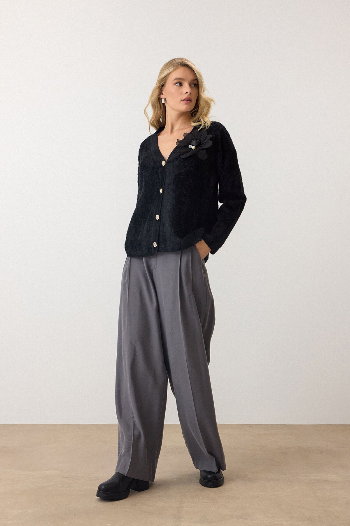 Siyah Çiçek Aksesuarlı Düğme Kapamalı Derin V Yaka Hırka