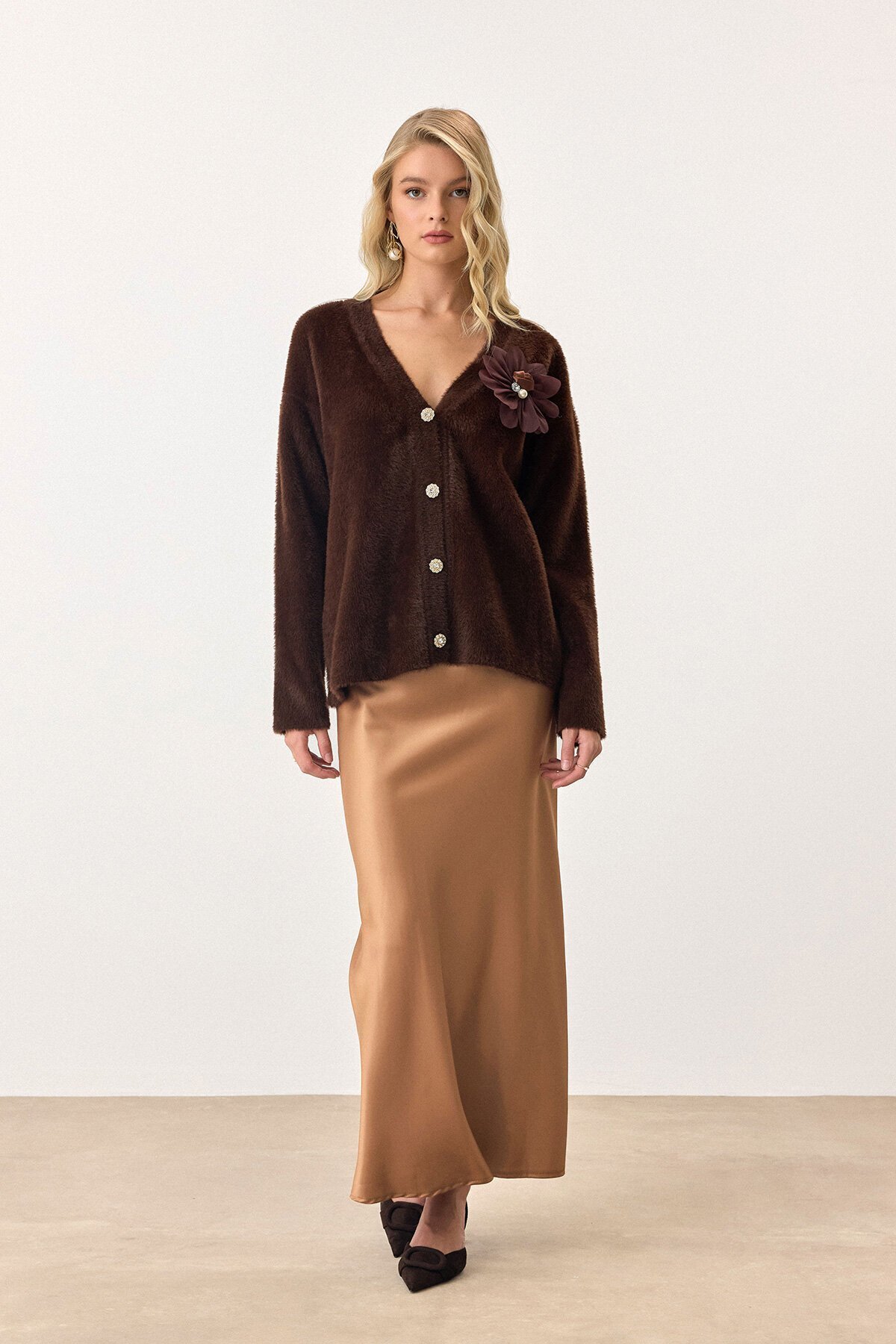Acı Kahve Çiçek Aksesuarlı Düğme Kapamalı Derin V Yaka Hırka