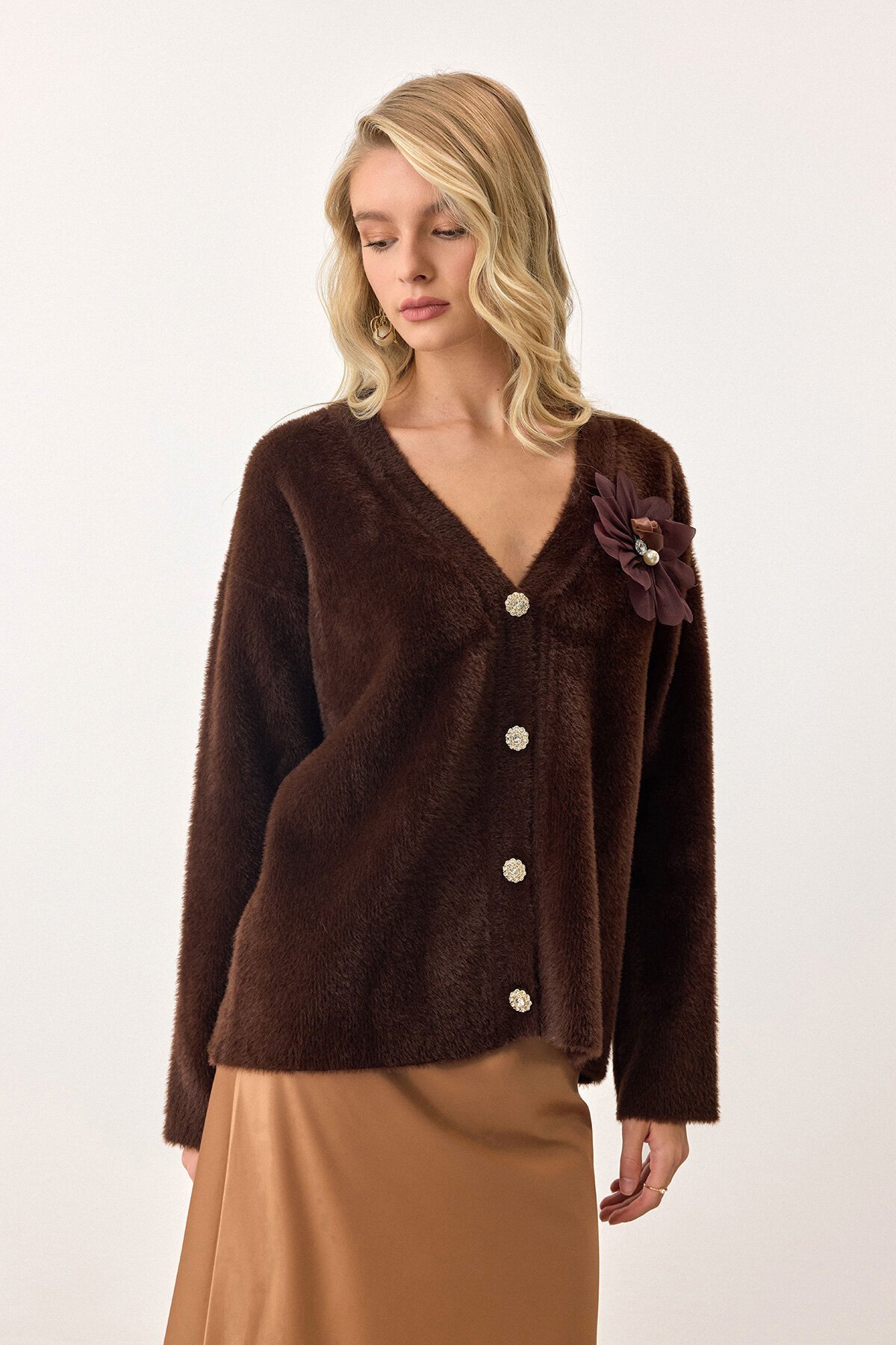 Acı Kahve Çiçek Aksesuarlı Düğme Kapamalı Derin V Yaka Hırka