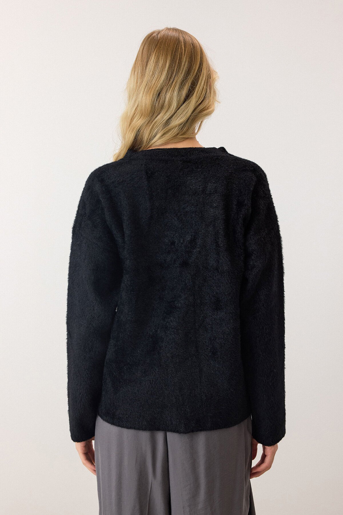 Siyah Çiçek Aksesuarlı Düğme Kapamalı Derin V Yaka Hırka