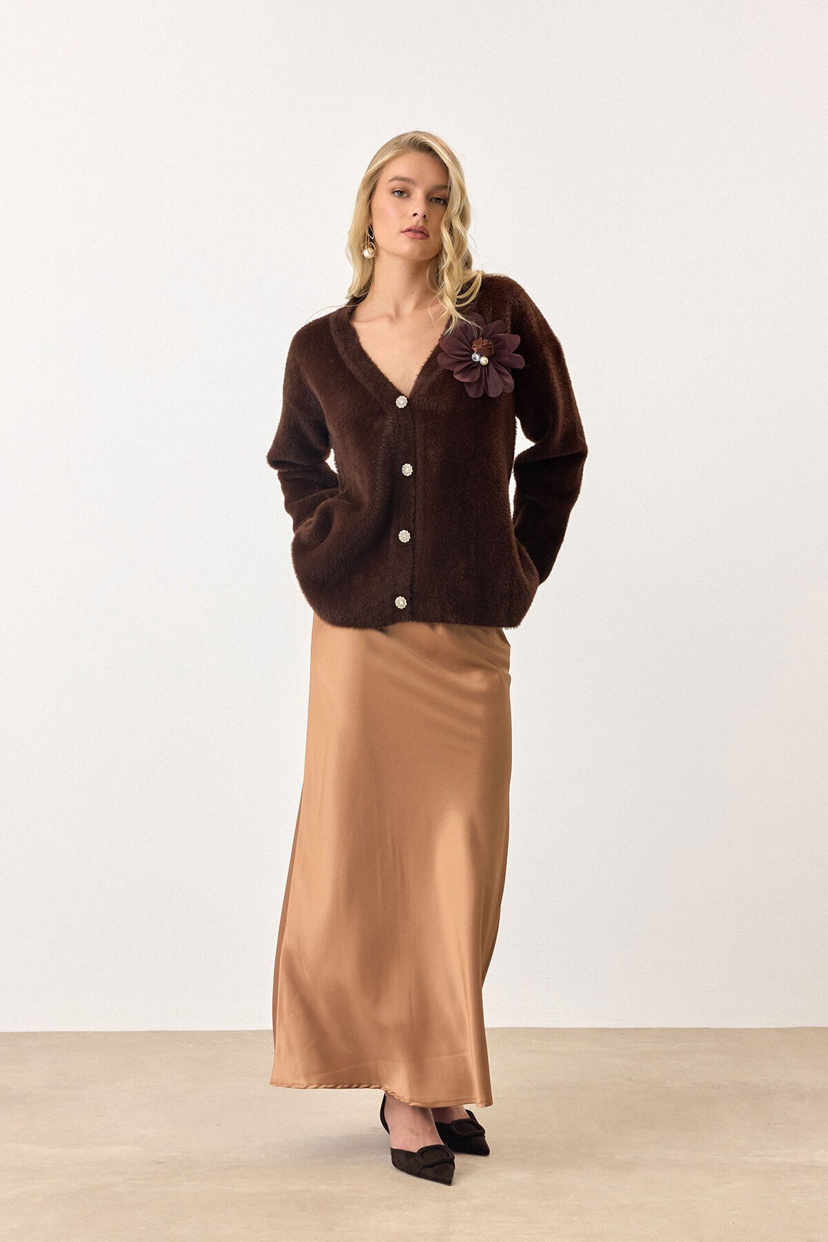 Acı Kahve Çiçek Aksesuarlı Düğme Kapamalı Derin V Yaka Hırka