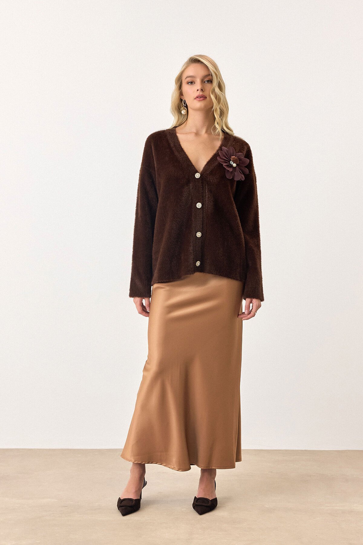 Acı Kahve Çiçek Aksesuarlı Düğme Kapamalı Derin V Yaka Hırka