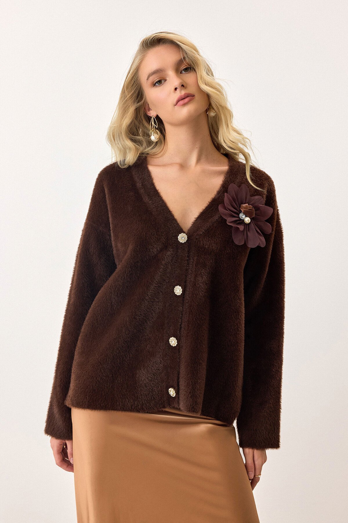 Acı Kahve Çiçek Aksesuarlı Düğme Kapamalı Derin V Yaka Hırka
