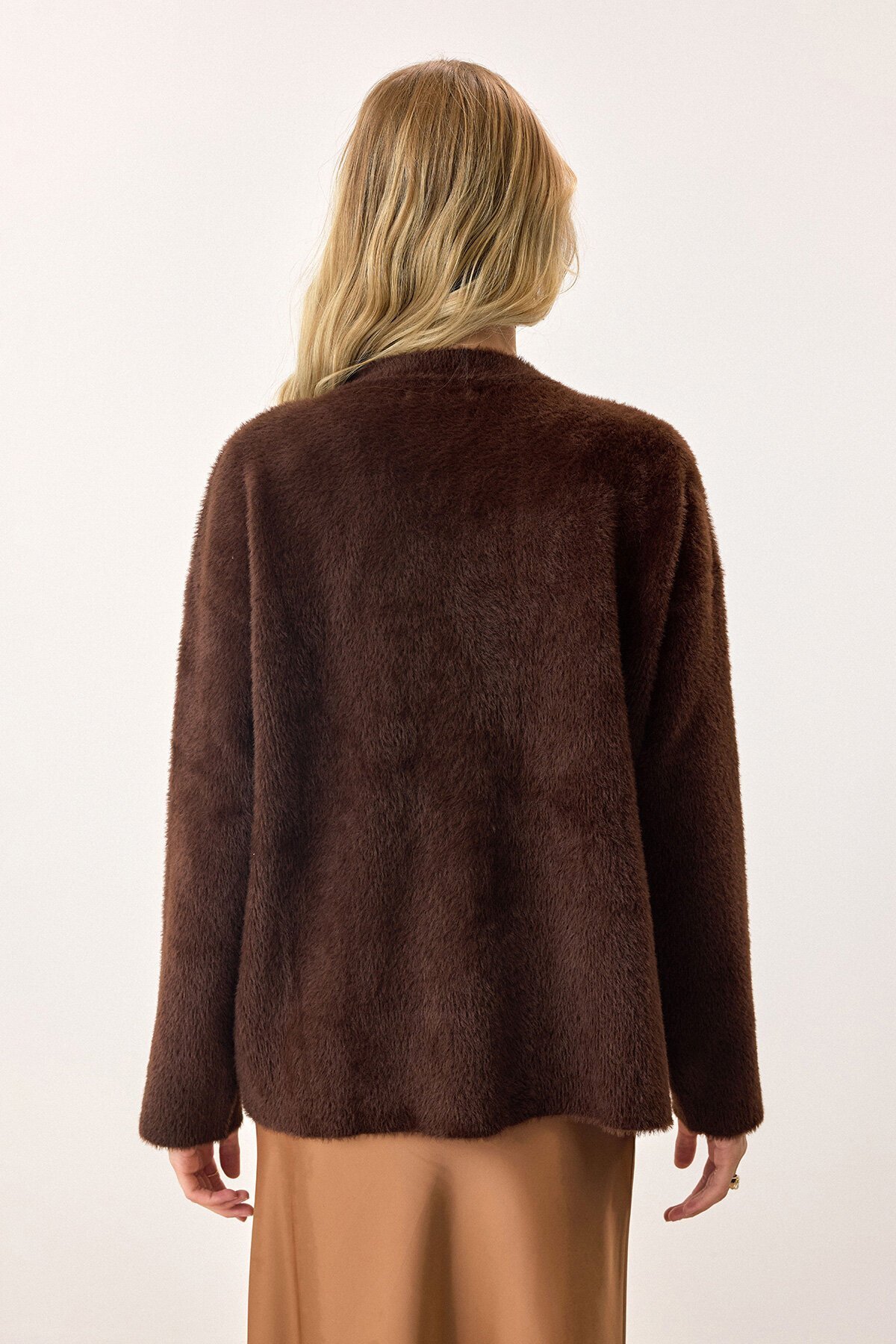 Acı Kahve Çiçek Aksesuarlı Düğme Kapamalı Derin V Yaka Hırka