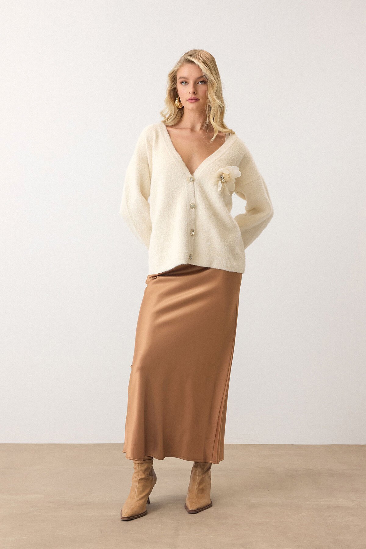 Krem Çiçek Aksesuarlı Düğme Kapamalı Derin V Yaka Hırka