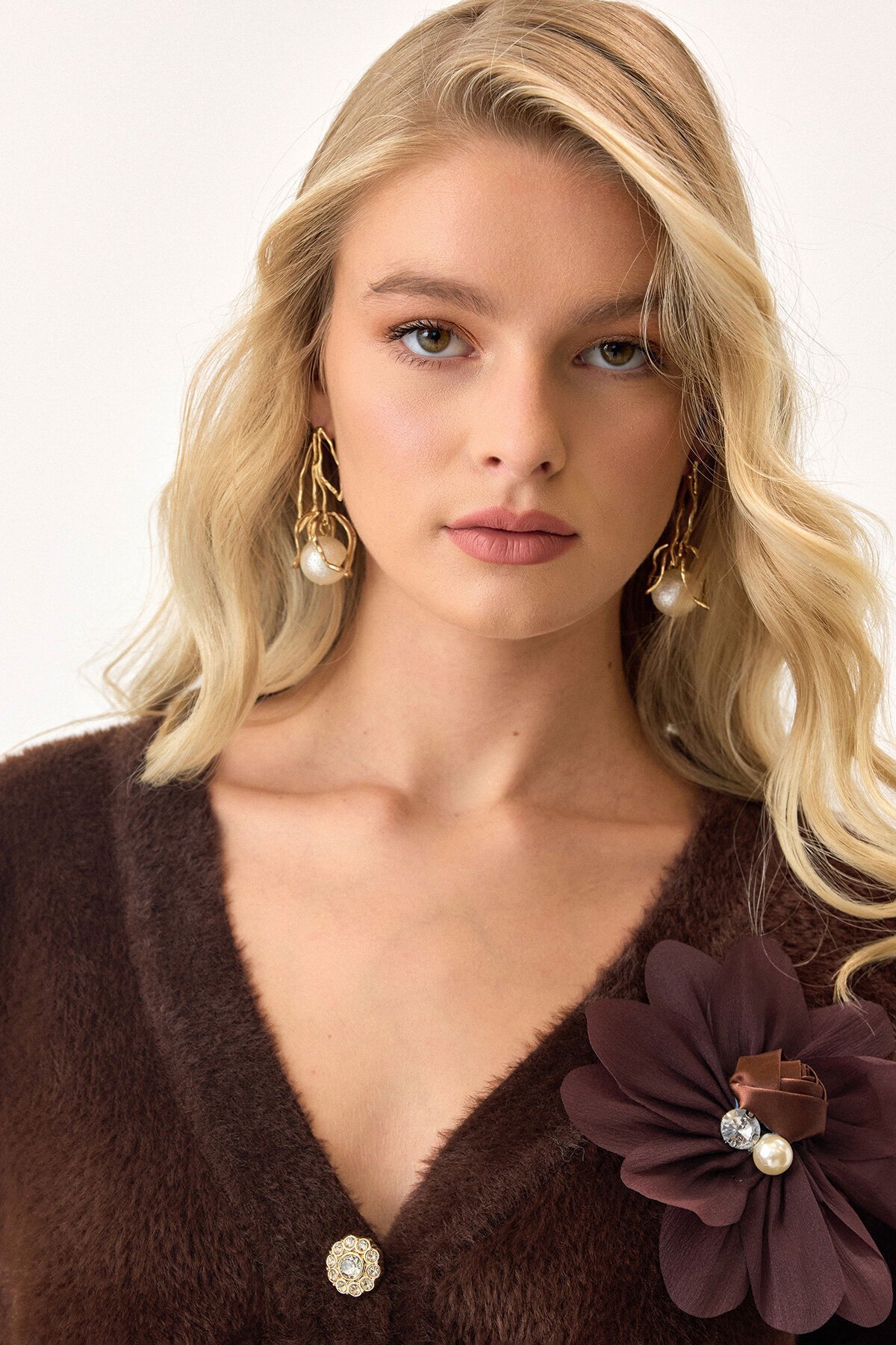 Acı Kahve Çiçek Aksesuarlı Düğme Kapamalı Derin V Yaka Hırka