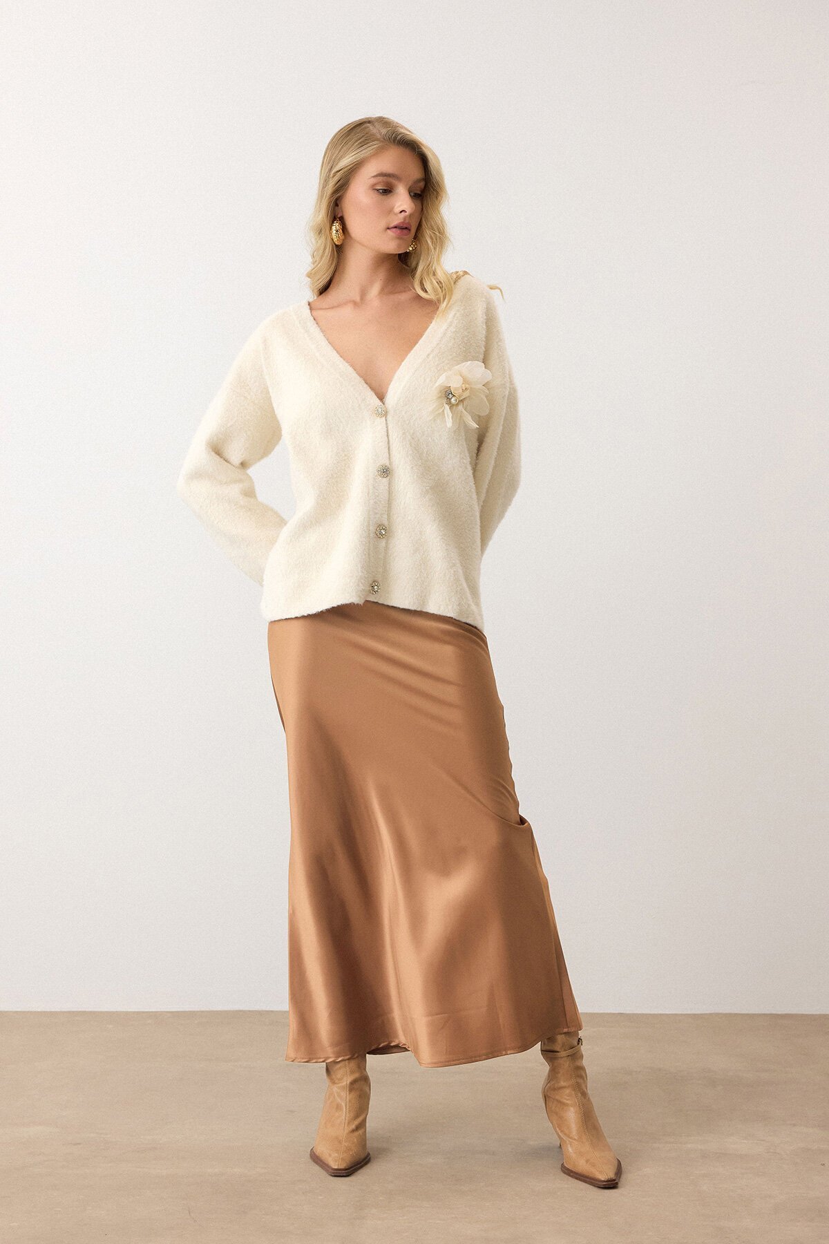 Krem Çiçek Aksesuarlı Düğme Kapamalı Derin V Yaka Hırka