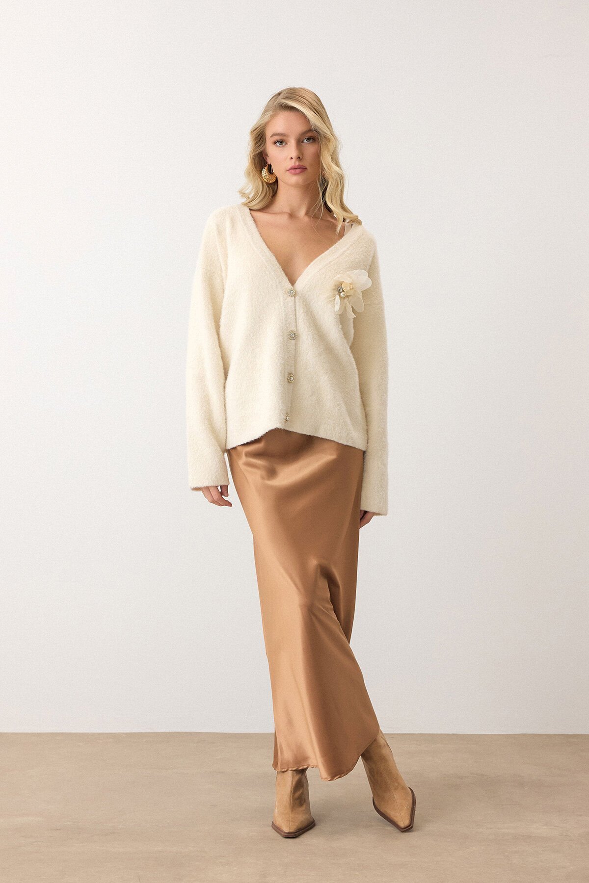 Krem Çiçek Aksesuarlı Düğme Kapamalı Derin V Yaka Hırka