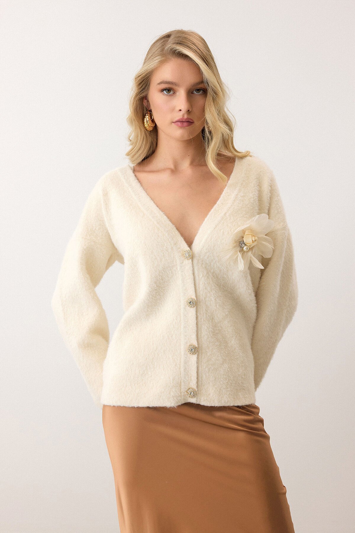 Krem Çiçek Aksesuarlı Düğme Kapamalı Derin V Yaka Hırka
