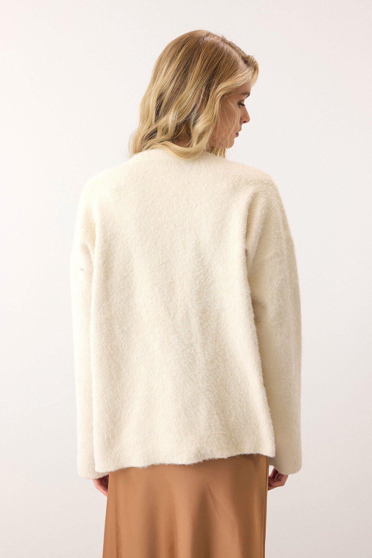 Krem Çiçek Aksesuarlı Düğme Kapamalı Derin V Yaka Hırka