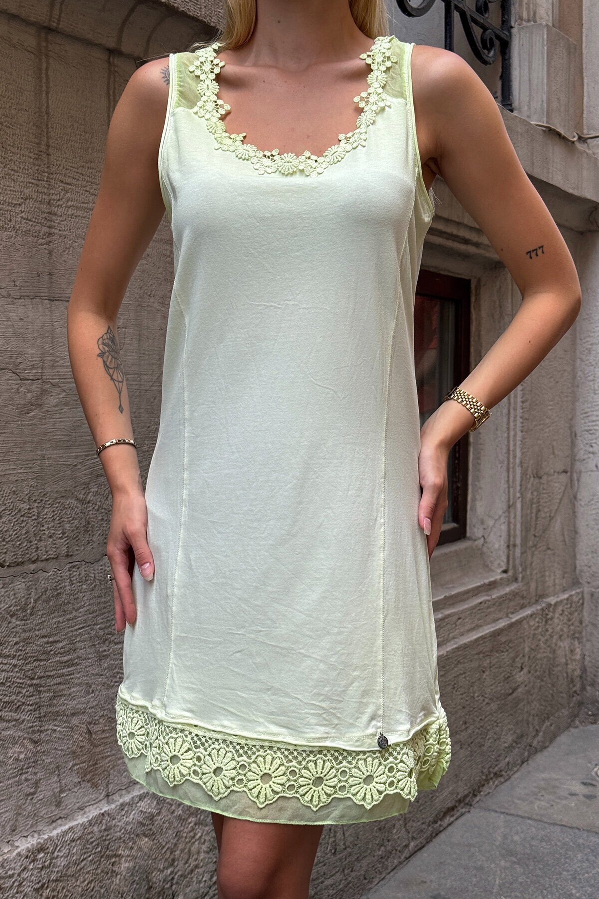 Sarı Çiçek Dantel Detaylı Kolsuz U Yaka Mini Elbise