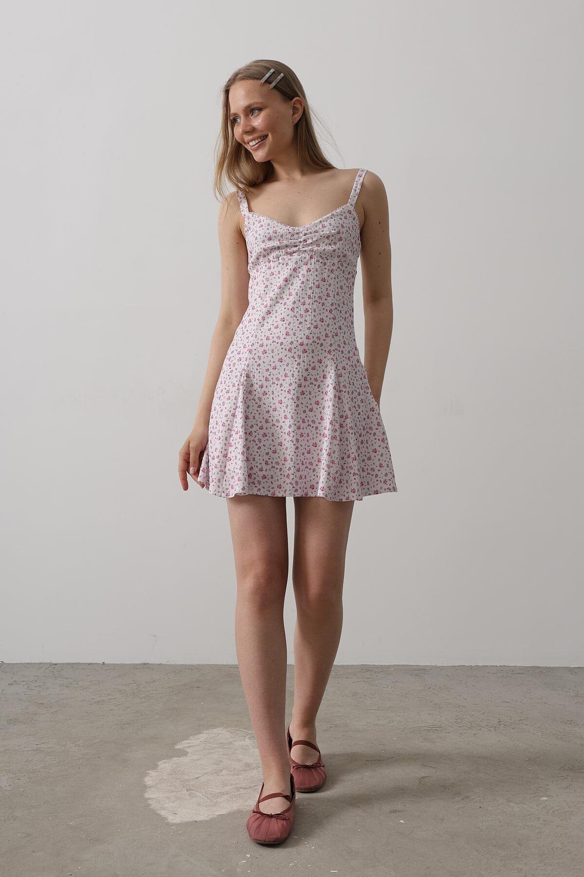 Pembe Çiçek Desenli Askılı Elbise