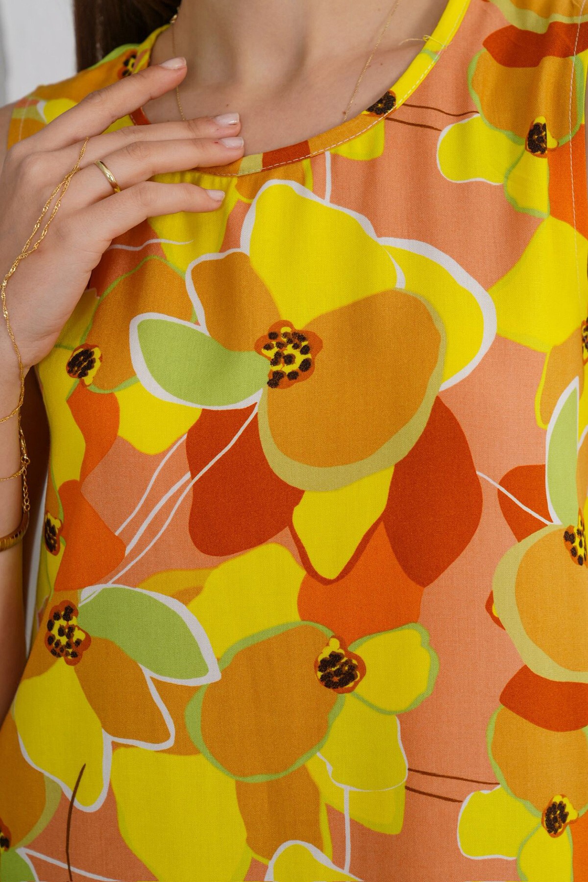 Sarı Çiçek Desenli Kolsuz Midi Boy Elbise