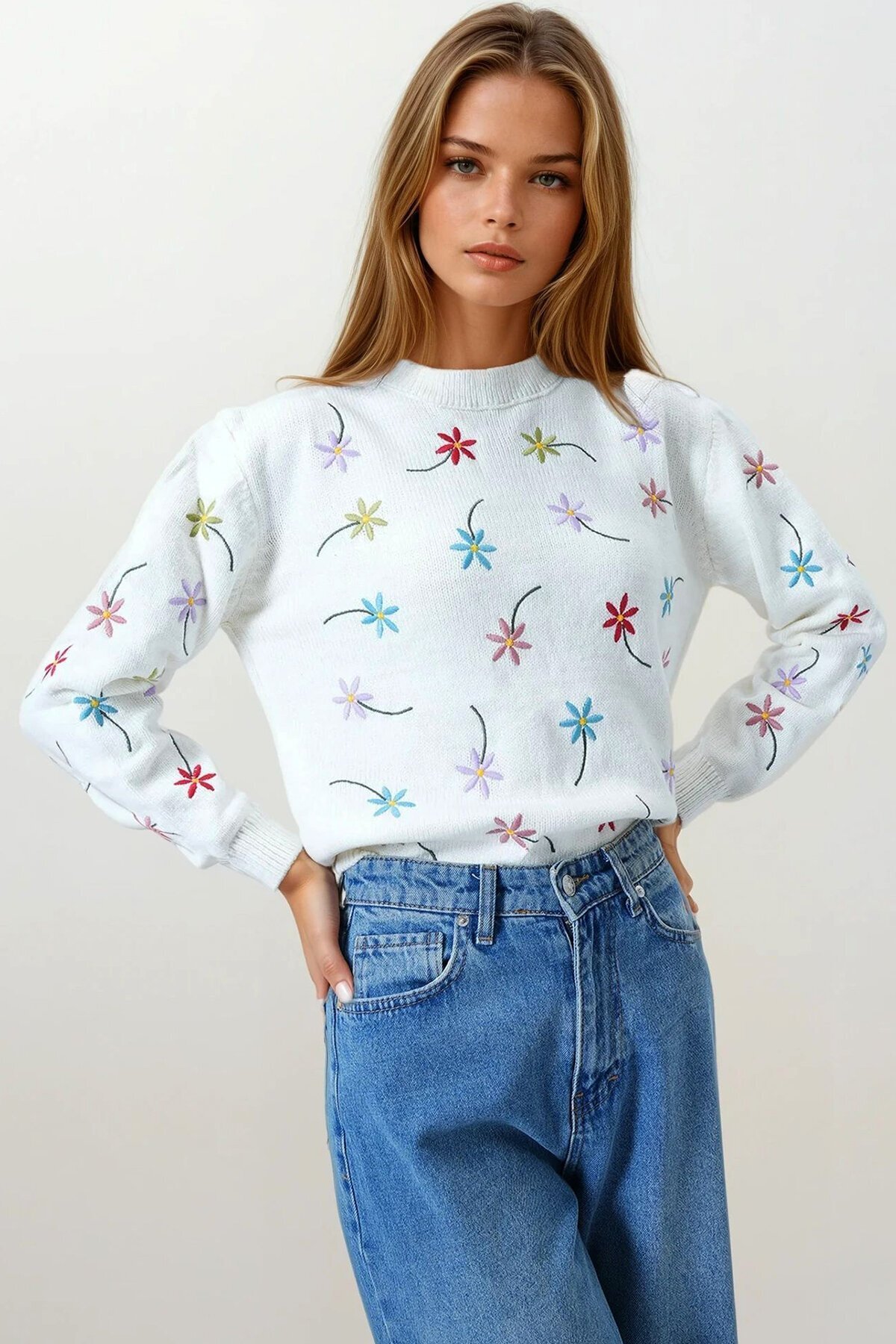 Ekru Çiçek İşlemeli Dik Yaka Triko Kazak