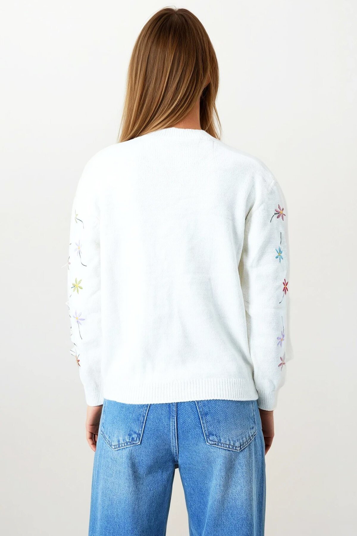 Ekru Çiçek İşlemeli Dik Yaka Triko Kazak
