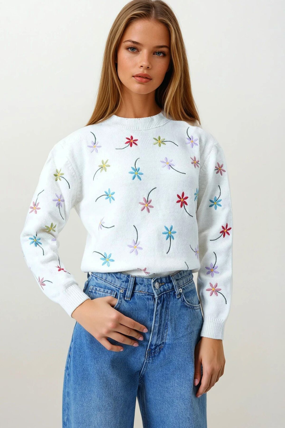 Ekru Çiçek İşlemeli Dik Yaka Triko Kazak