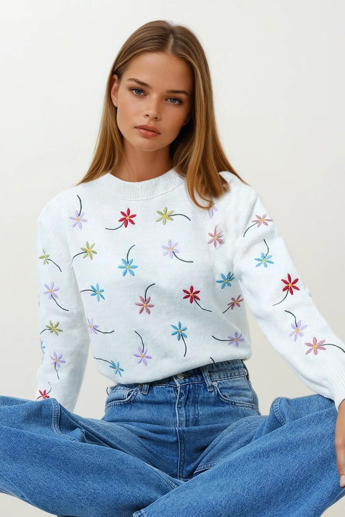 Ekru Çiçek İşlemeli Dik Yaka Triko Kazak