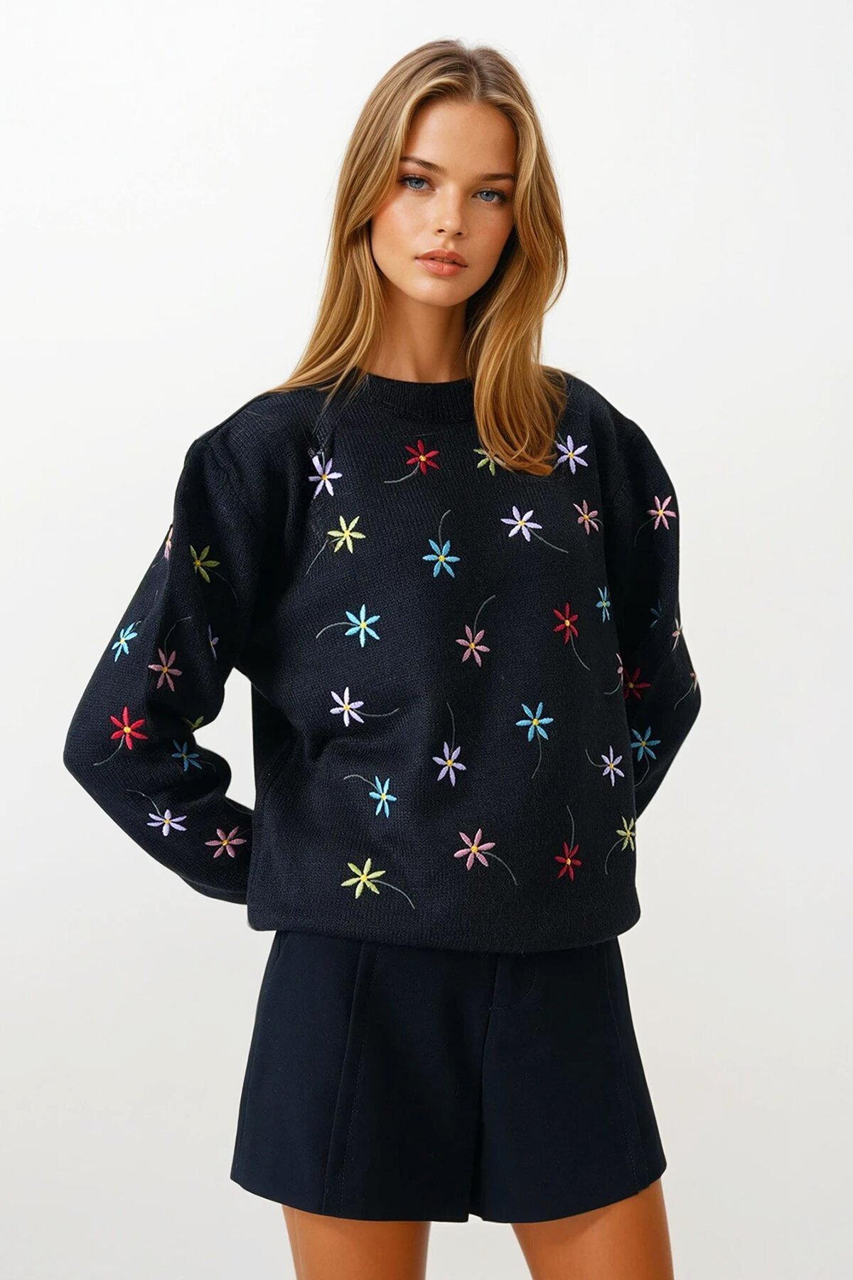 Siyah Çiçek İşlemeli Dik Yaka Triko Kazak