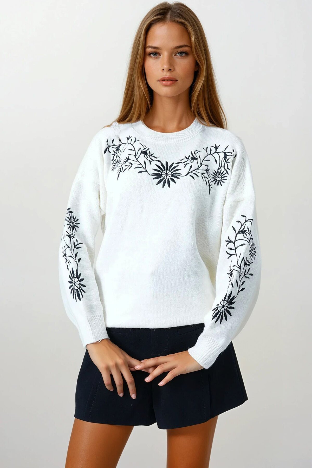 Ekru Çiçek Nakışlı Bisiklet Yaka Triko Kazak