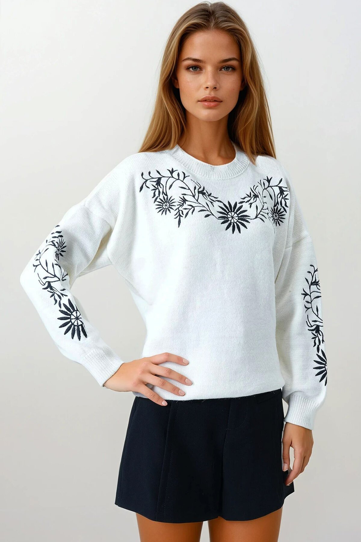 Ekru Çiçek Nakışlı Bisiklet Yaka Triko Kazak