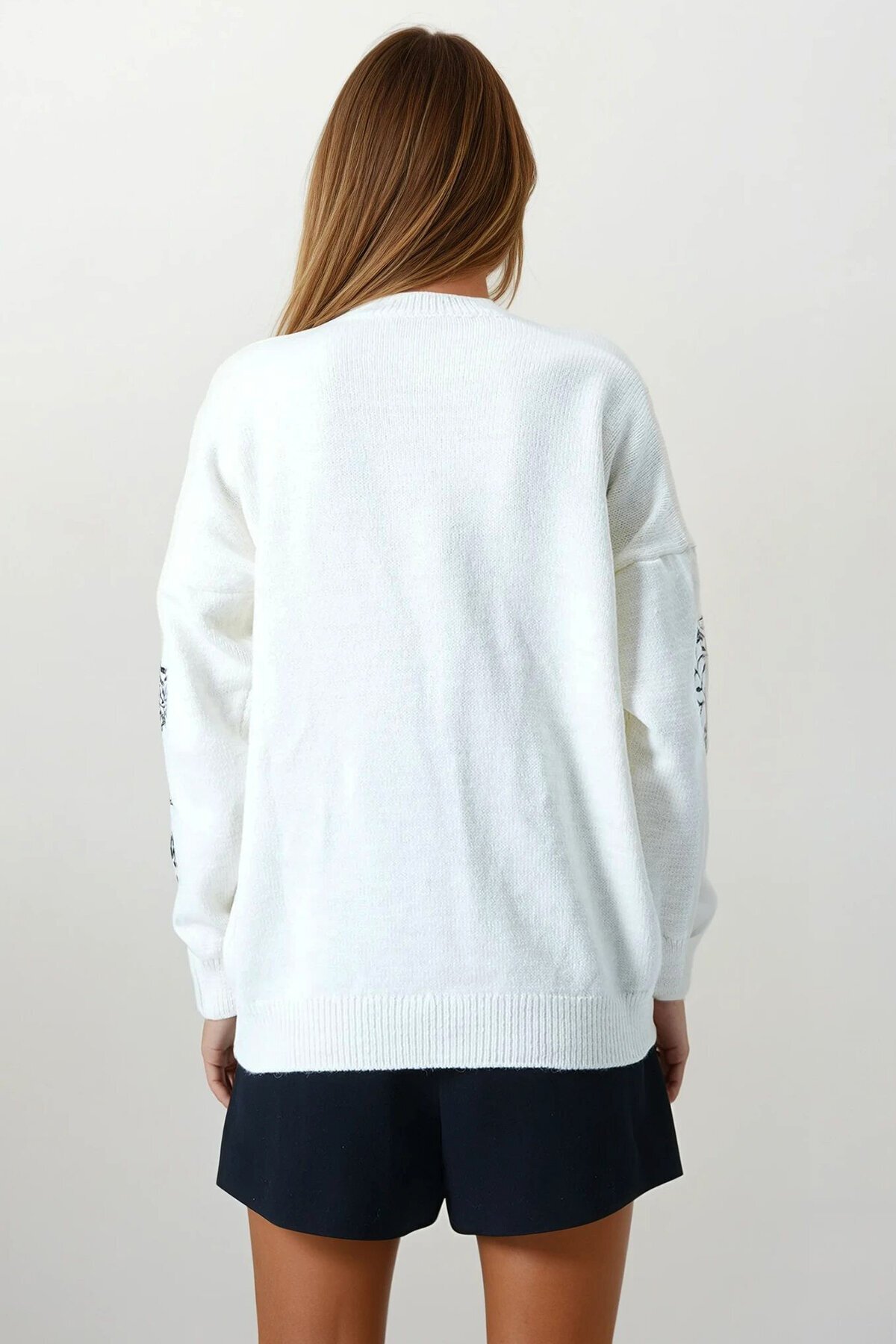 Ekru Çiçek Nakışlı Bisiklet Yaka Triko Kazak