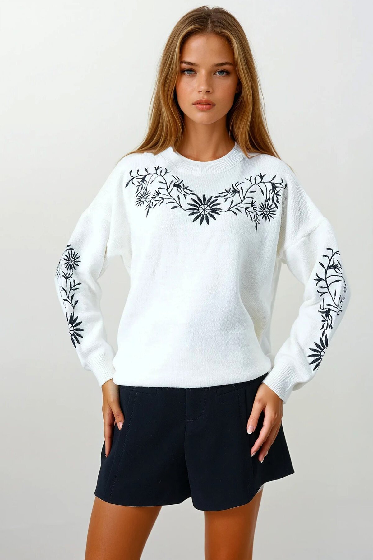 Ekru Çiçek Nakışlı Bisiklet Yaka Triko Kazak