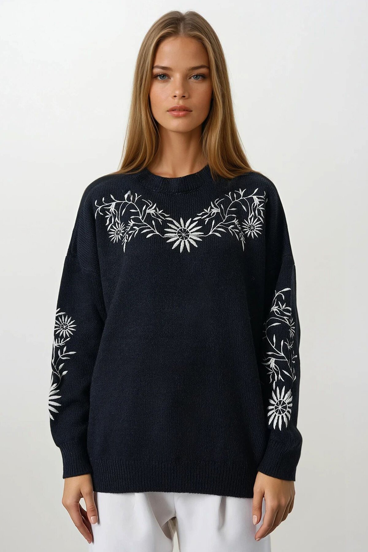 Siyah Çiçek Nakışlı Bisiklet Yaka Triko Kazak