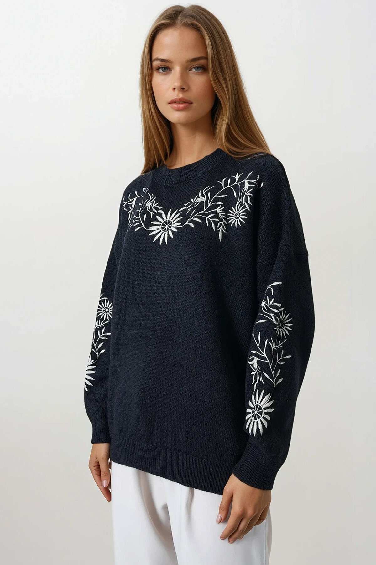 Siyah Çiçek Nakışlı Bisiklet Yaka Triko Kazak