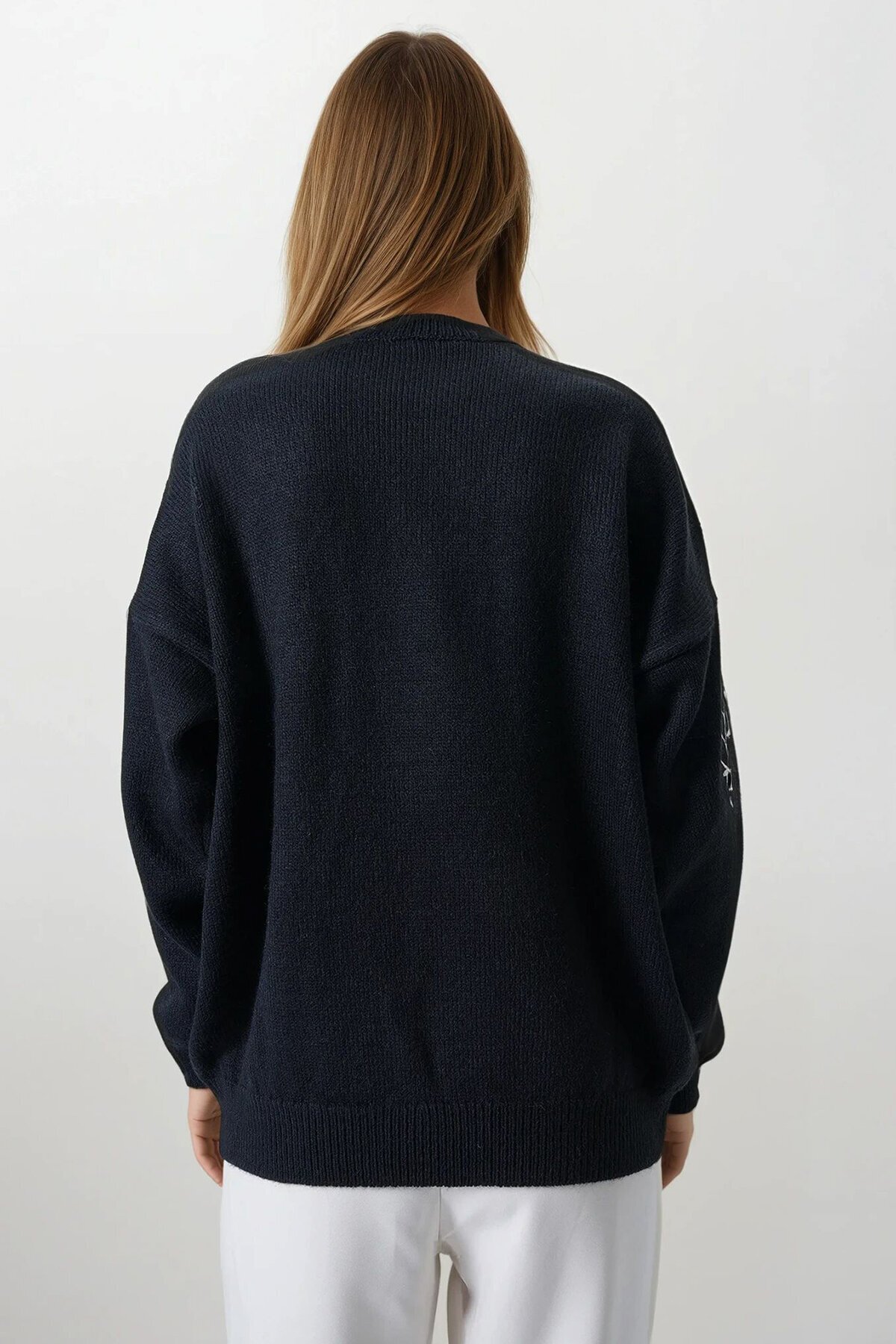 Siyah Çiçek Nakışlı Bisiklet Yaka Triko Kazak