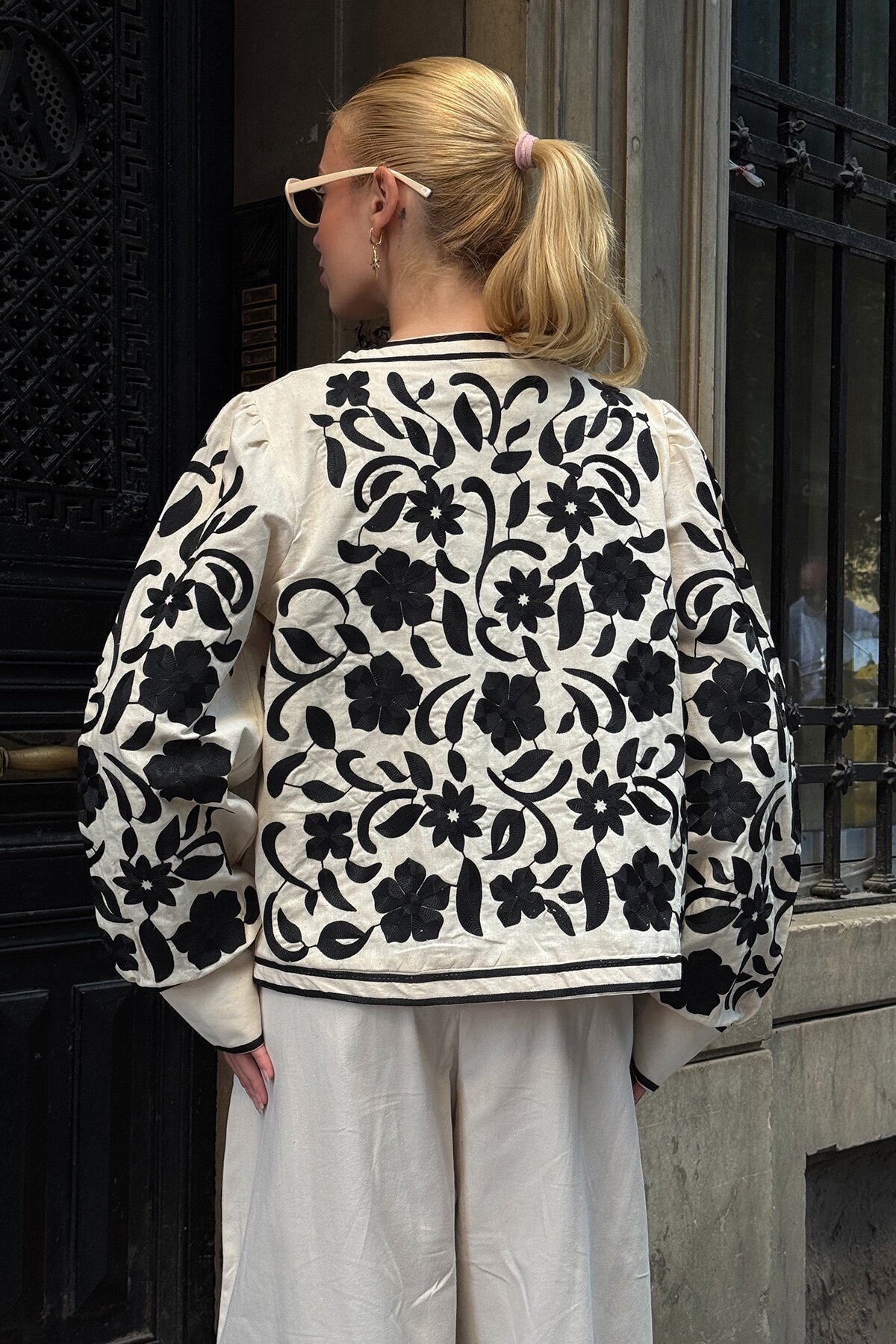 Ekru Çiçek Nakışlı İçi Astarlı Ceket