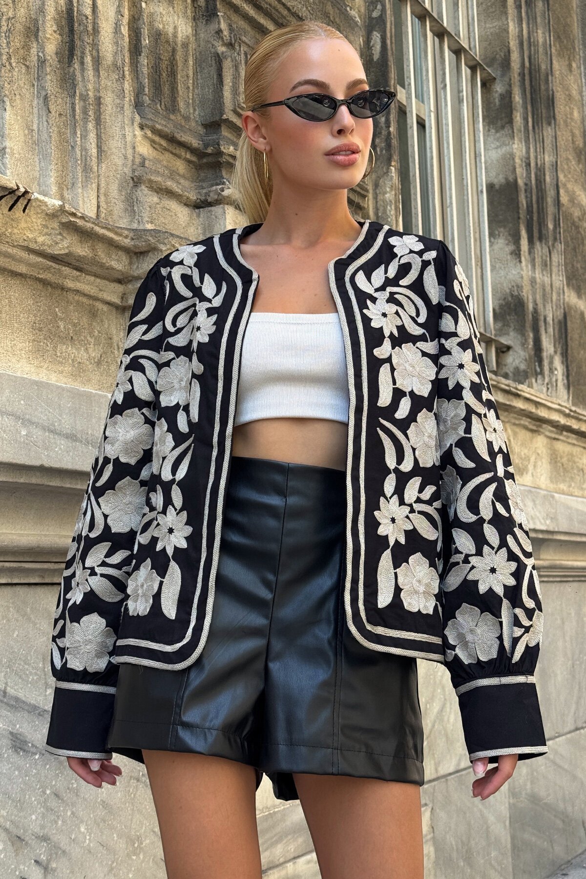 Siyah Çiçek Nakışlı İçi Astarlı Ceket