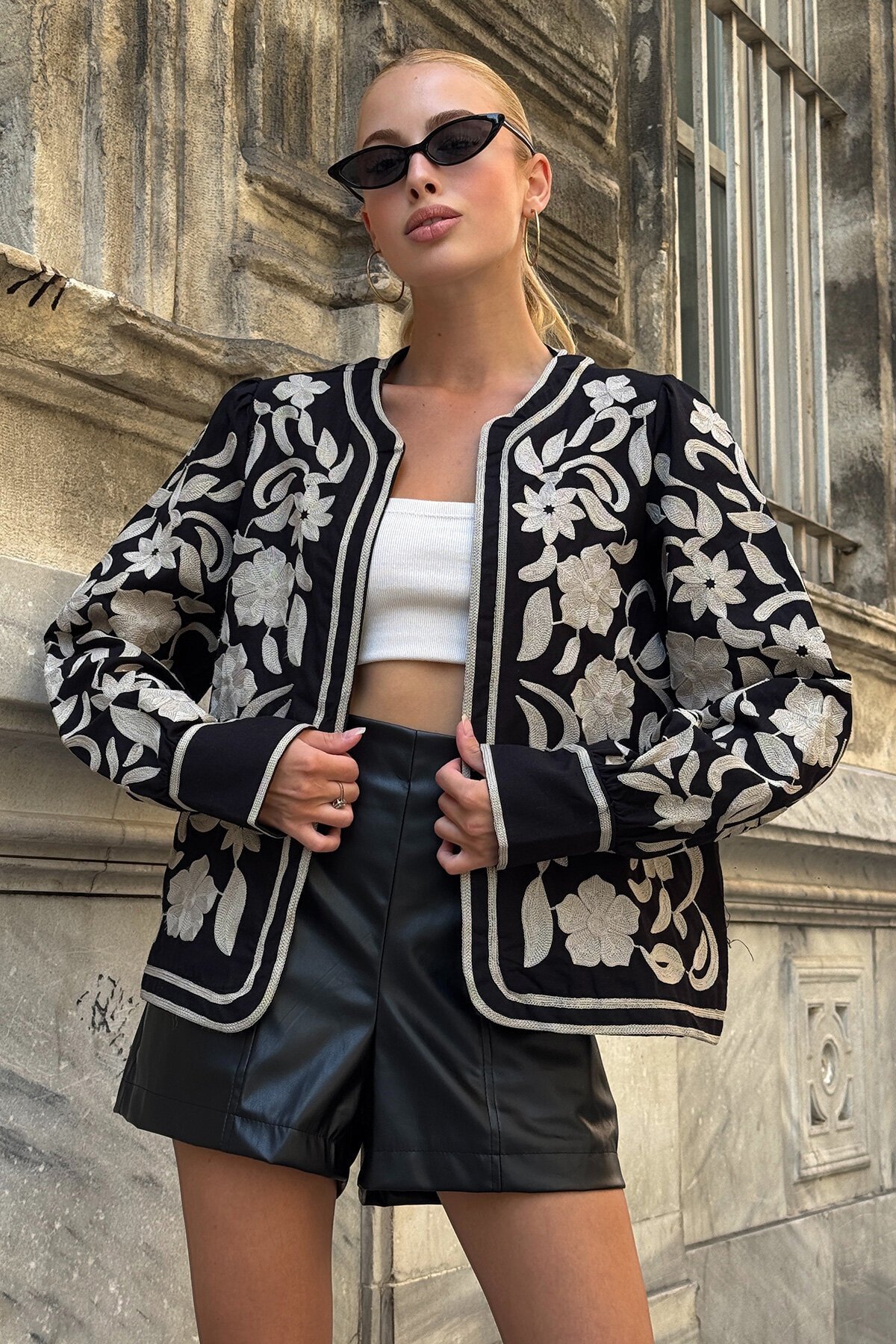 Siyah Çiçek Nakışlı İçi Astarlı Ceket