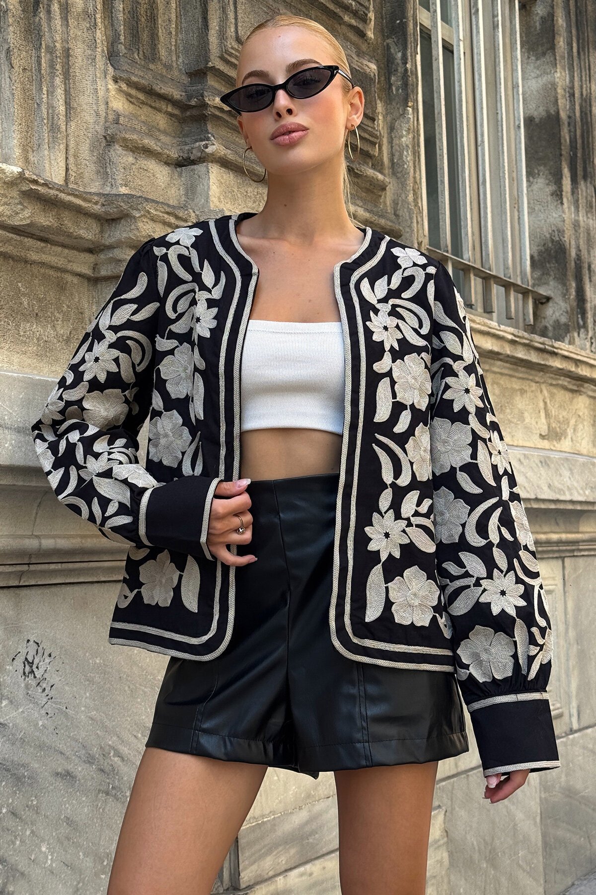 Siyah Çiçek Nakışlı İçi Astarlı Ceket
