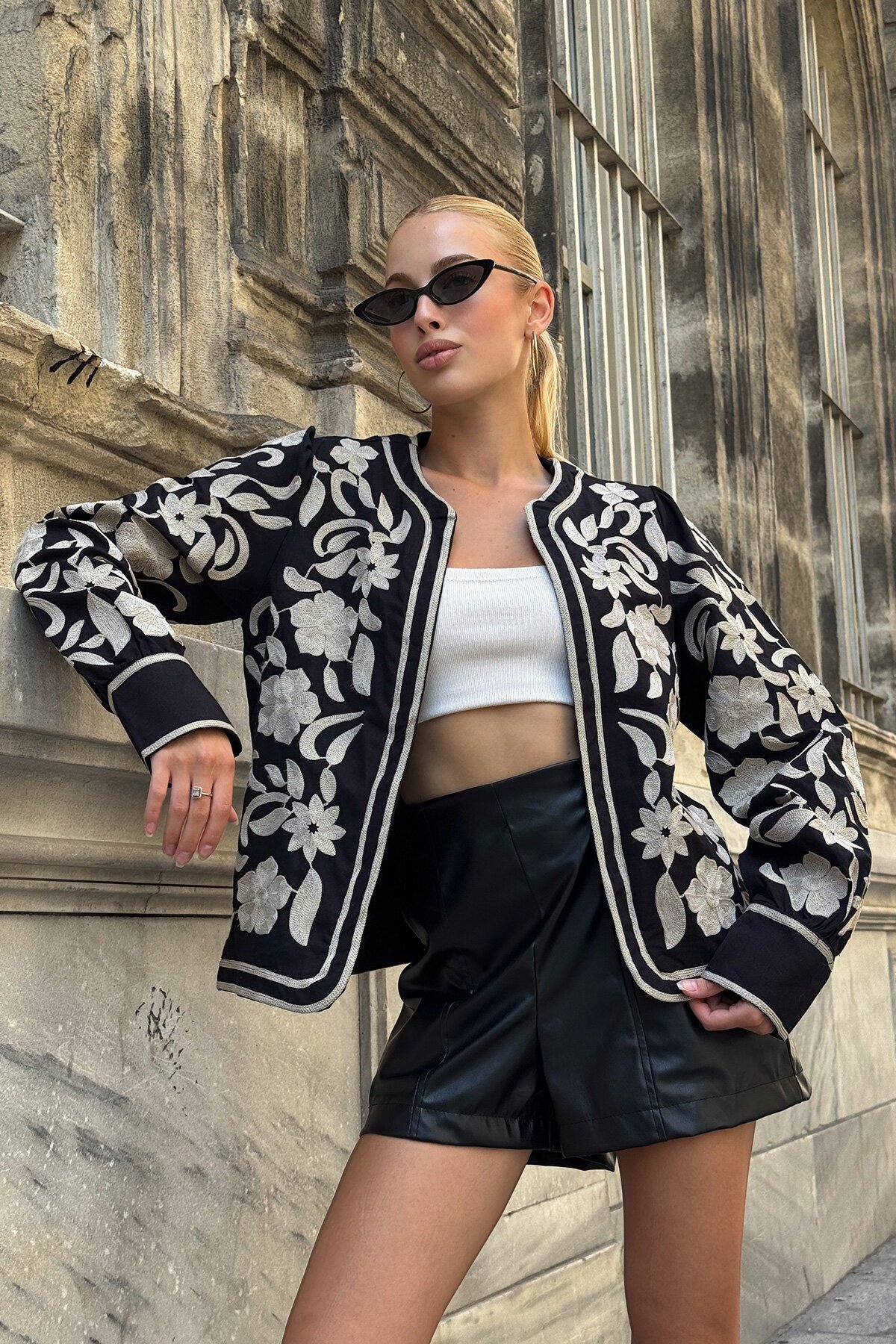 Siyah Çiçek Nakışlı İçi Astarlı Ceket