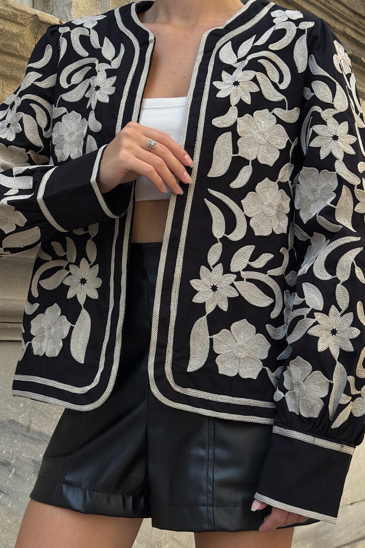 Siyah Çiçek Nakışlı İçi Astarlı Ceket