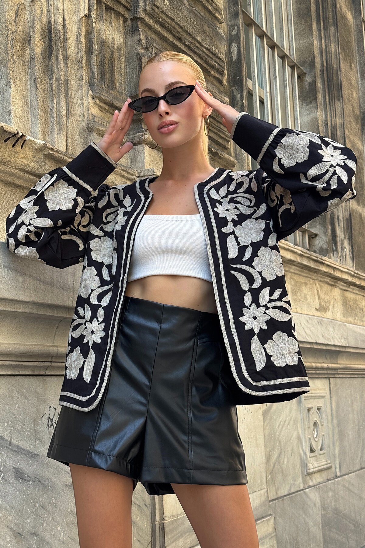 Siyah Çiçek Nakışlı İçi Astarlı Ceket